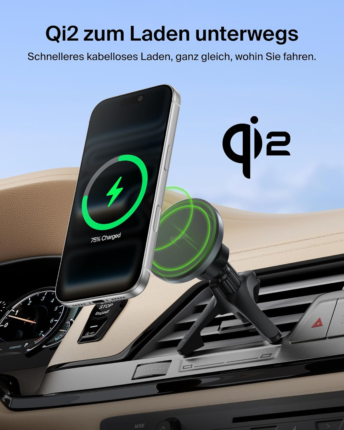 Ein Smartphone wird kabellos in einem Auto geladen. Qi2 Logo.