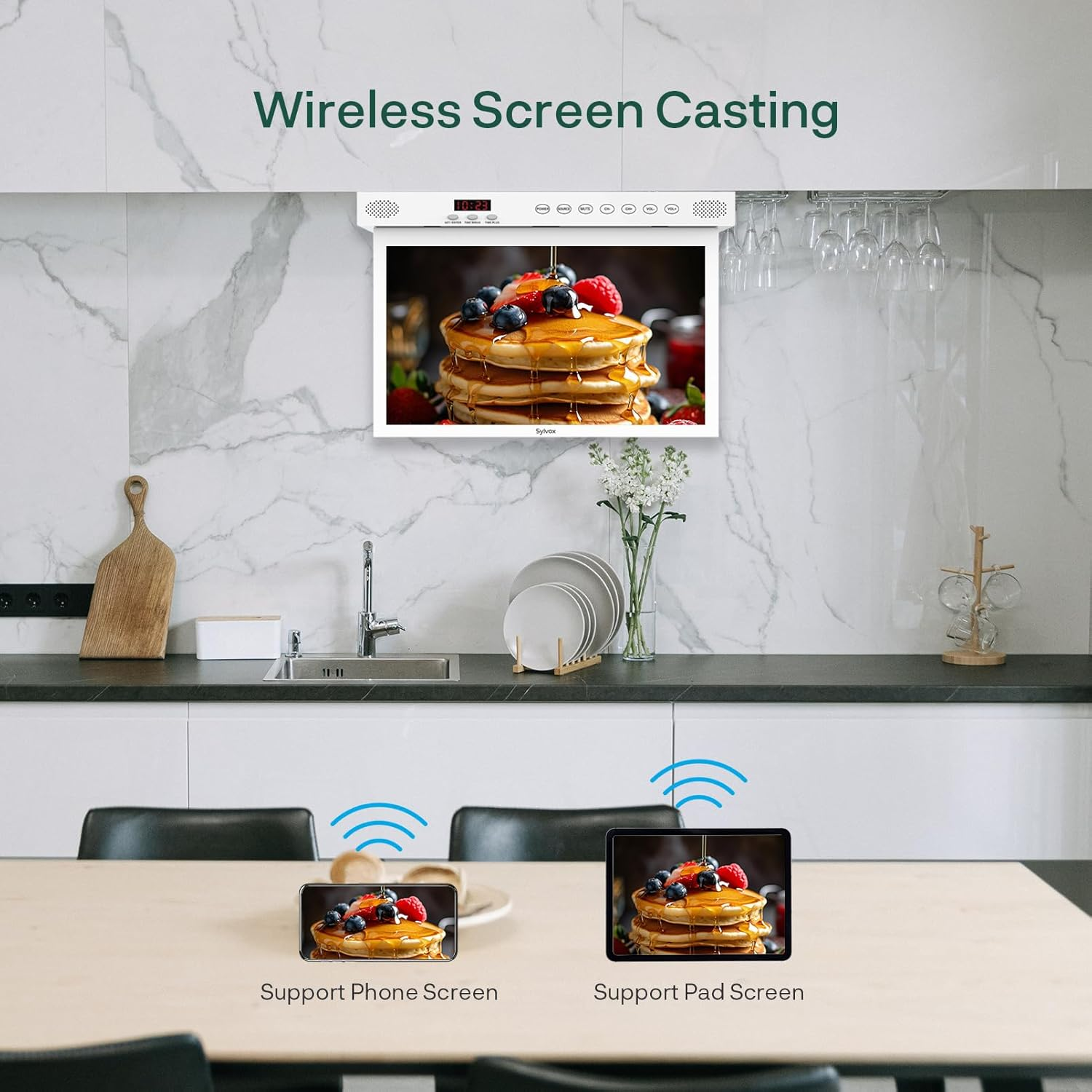 Pantalla de cocina muestra panqueques; teléfonos/tabletas con imagen de panqueques abajo.