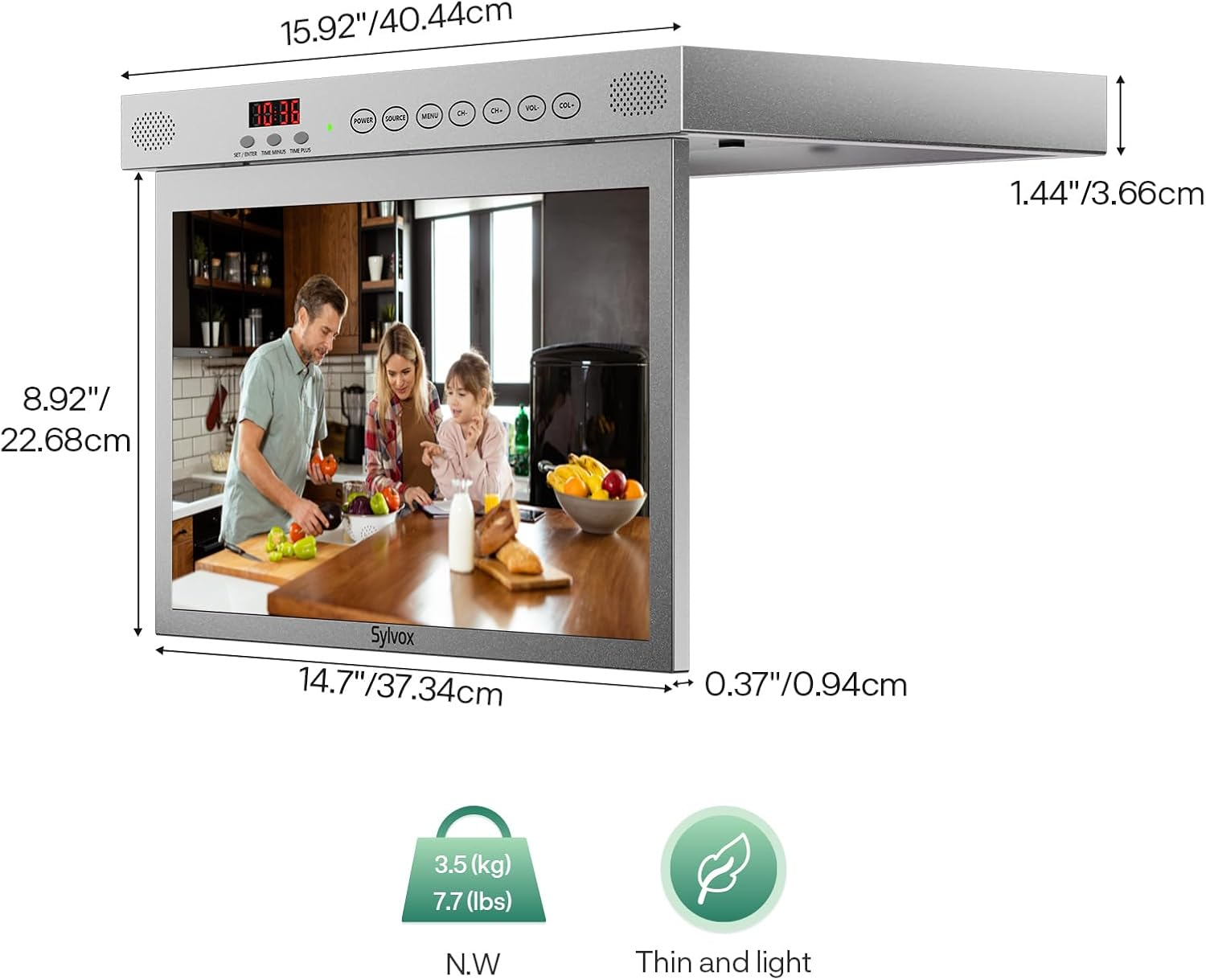 Familia de tres en cocina. Se muestran dimensiones y controles de pantalla.