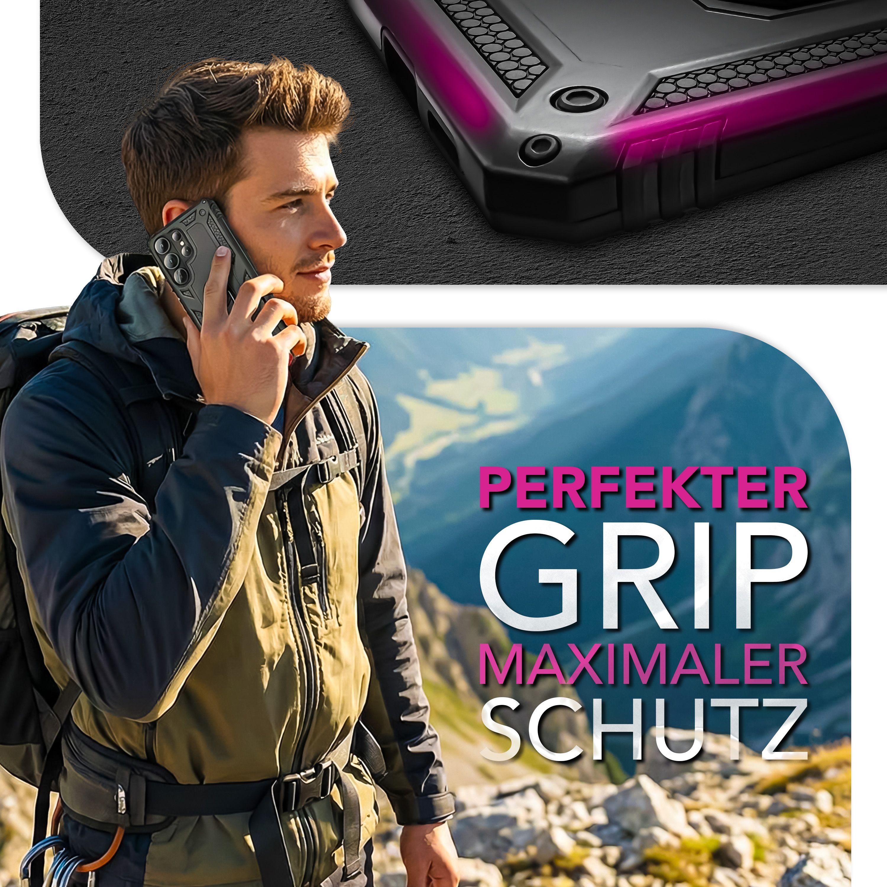 Mann mit Rucksack telefoniert, während er eine Berglandschaft zeigt.