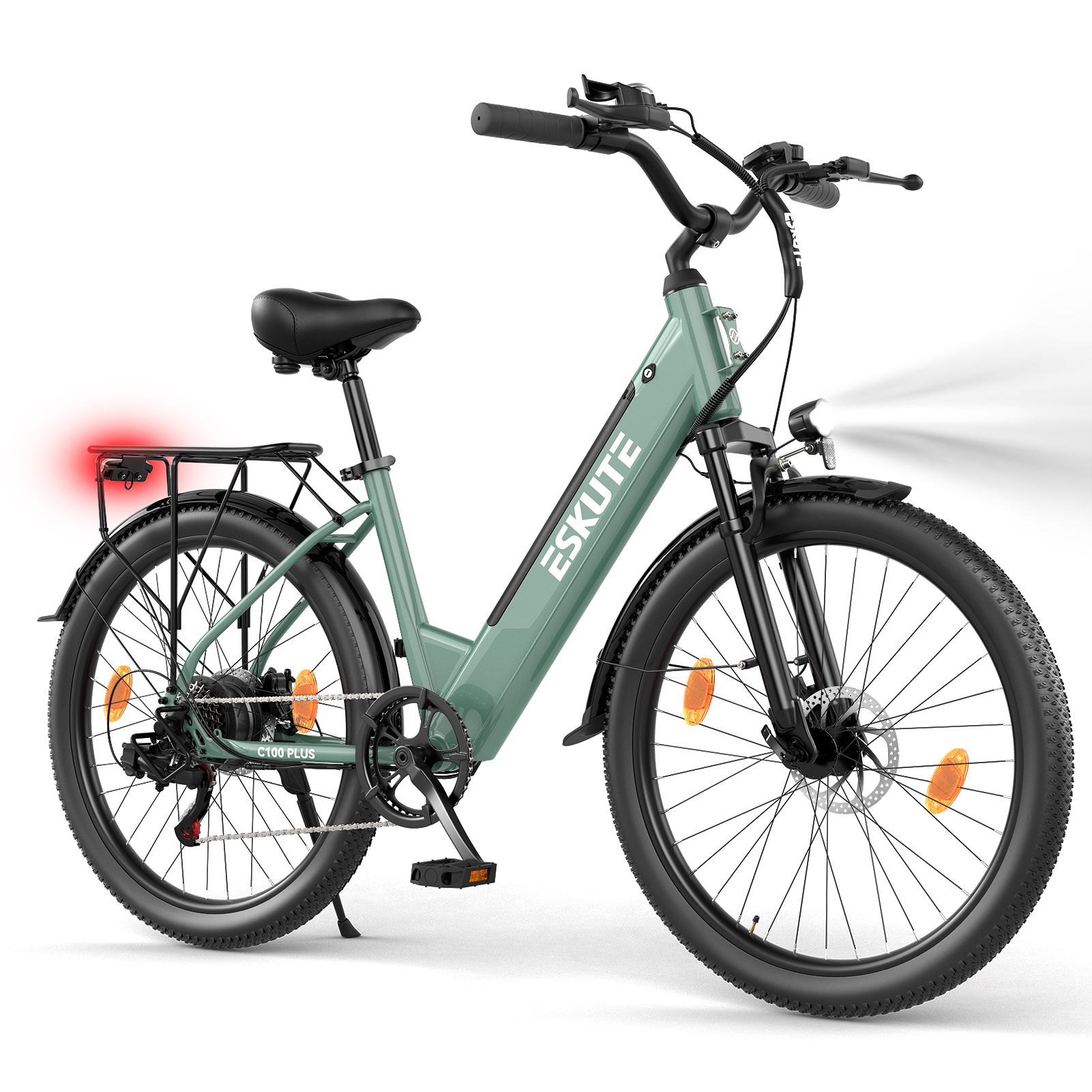 Grünes E-Bike mit Gepäckträger, rotem Rücklicht und Scheinwerfer.