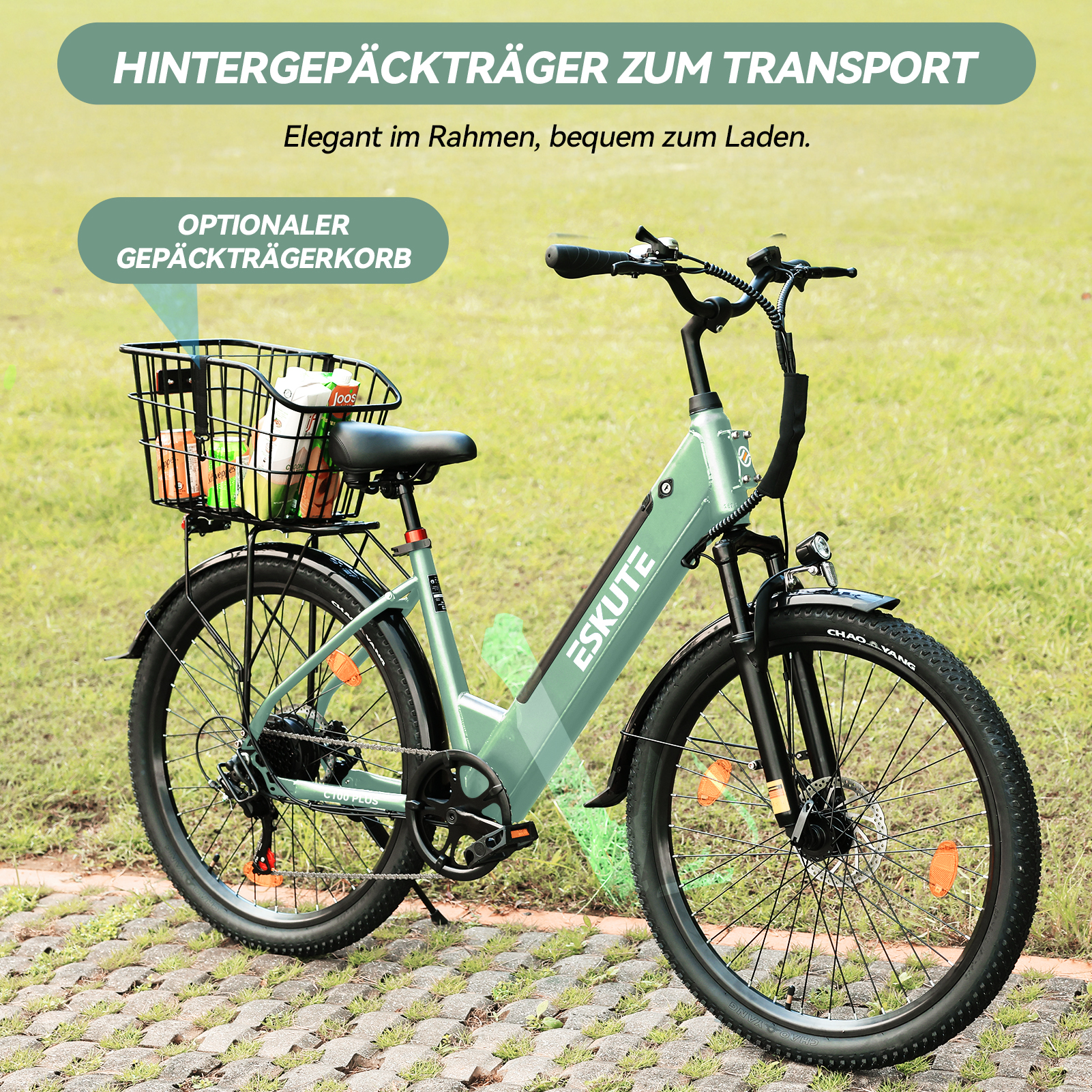 Grünes E-Bike mit Gepäckträgerkorb voller Einkäufe, steht im Freien auf Gras.