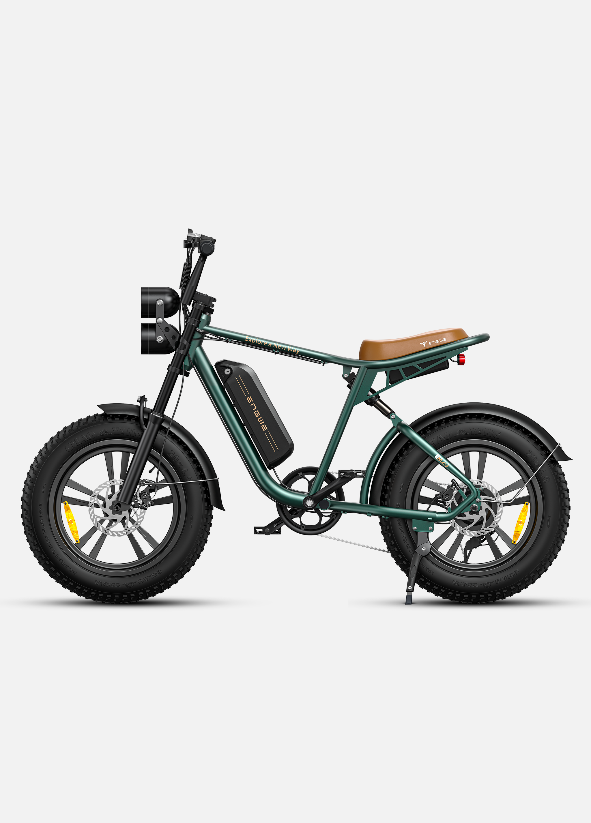 Ein grünes E-Bike mit braunem Sattel, dicken Reifen und Doppelscheinwerfern.