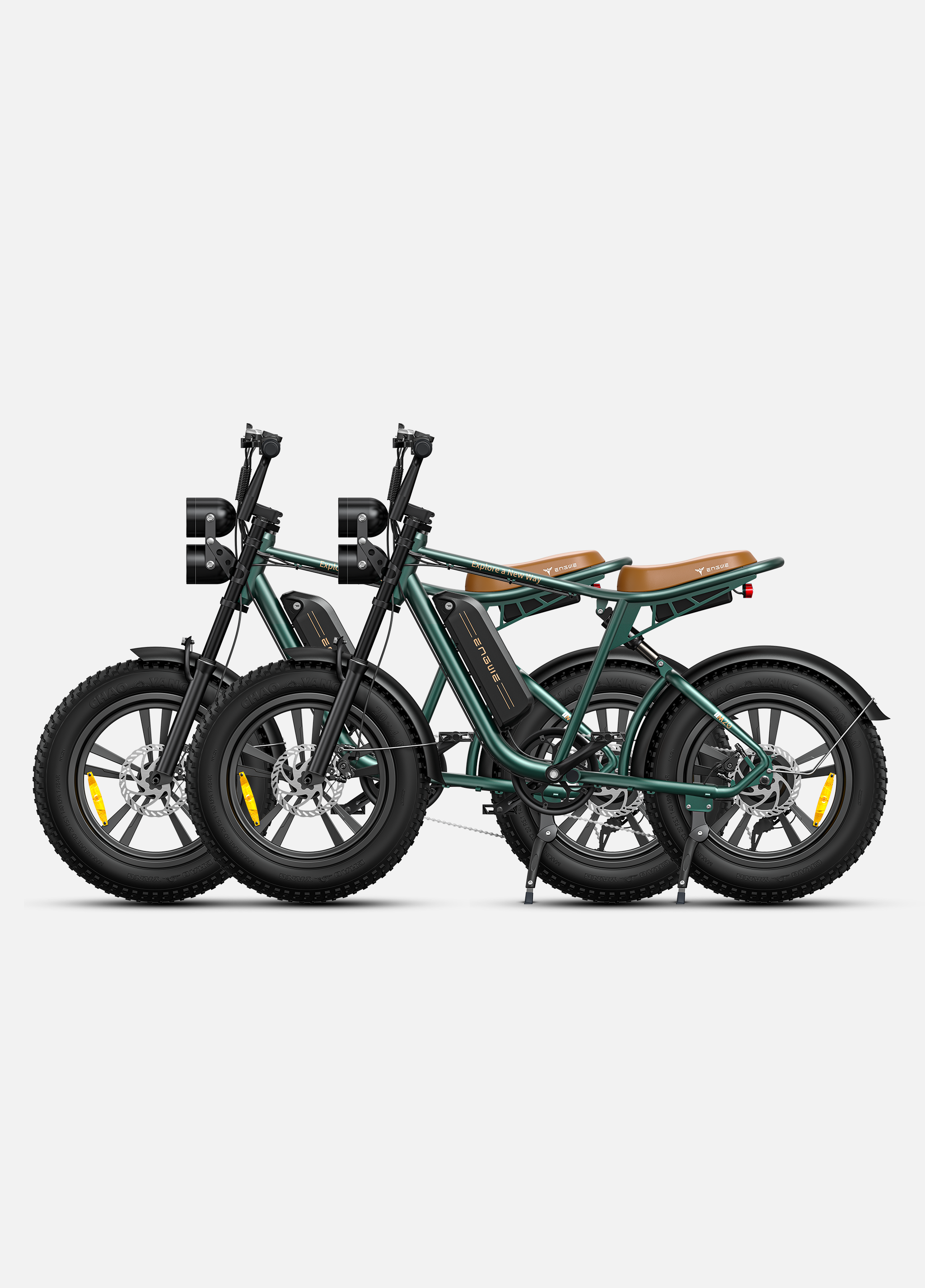 Zwei dunkelgrüne E-Bikes nebeneinander mit braunen Sitzen und Doppelscheinwerfern.