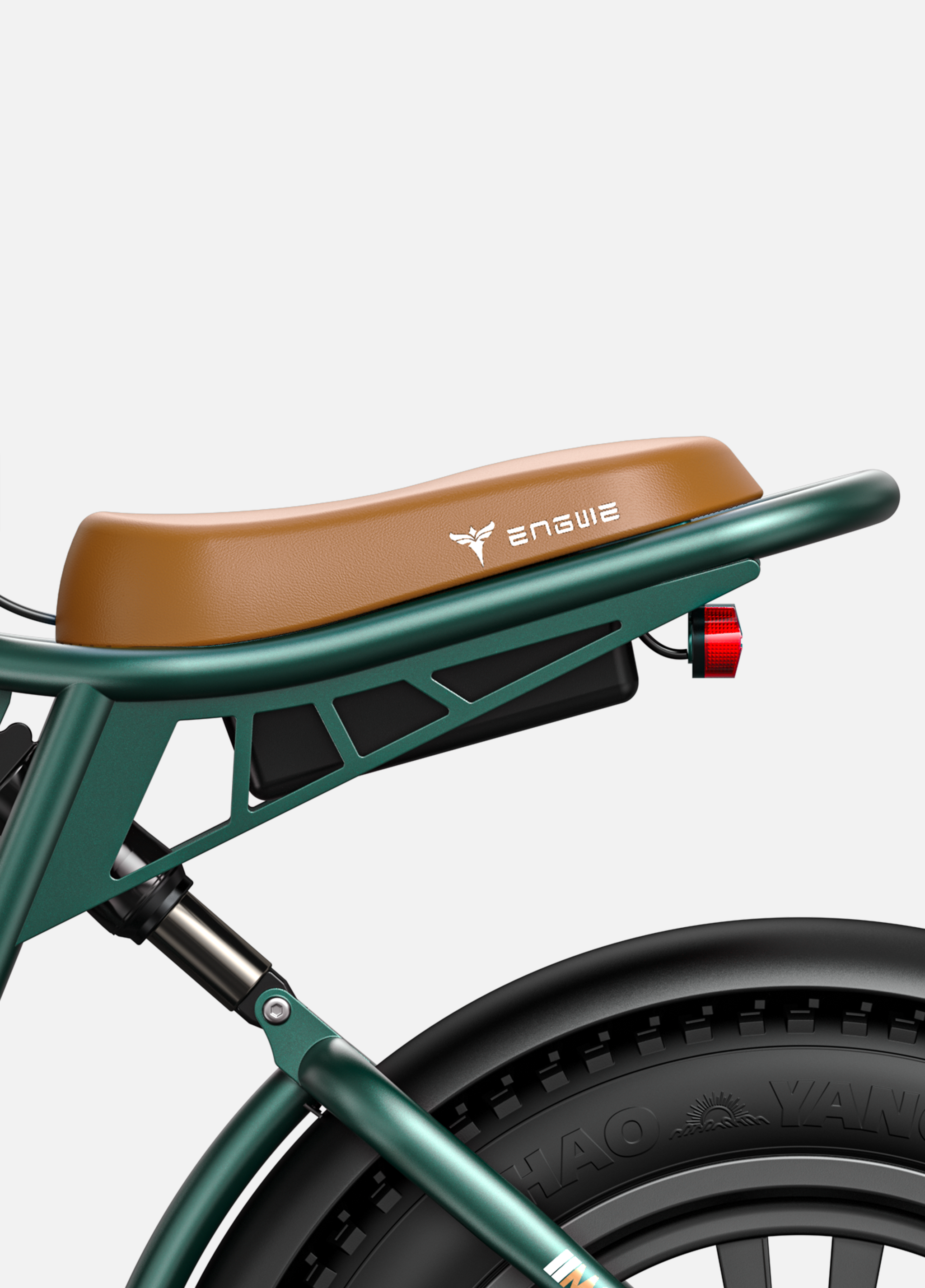 Una bicicleta verde con asiento marrón, llanta negra y luz trasera.