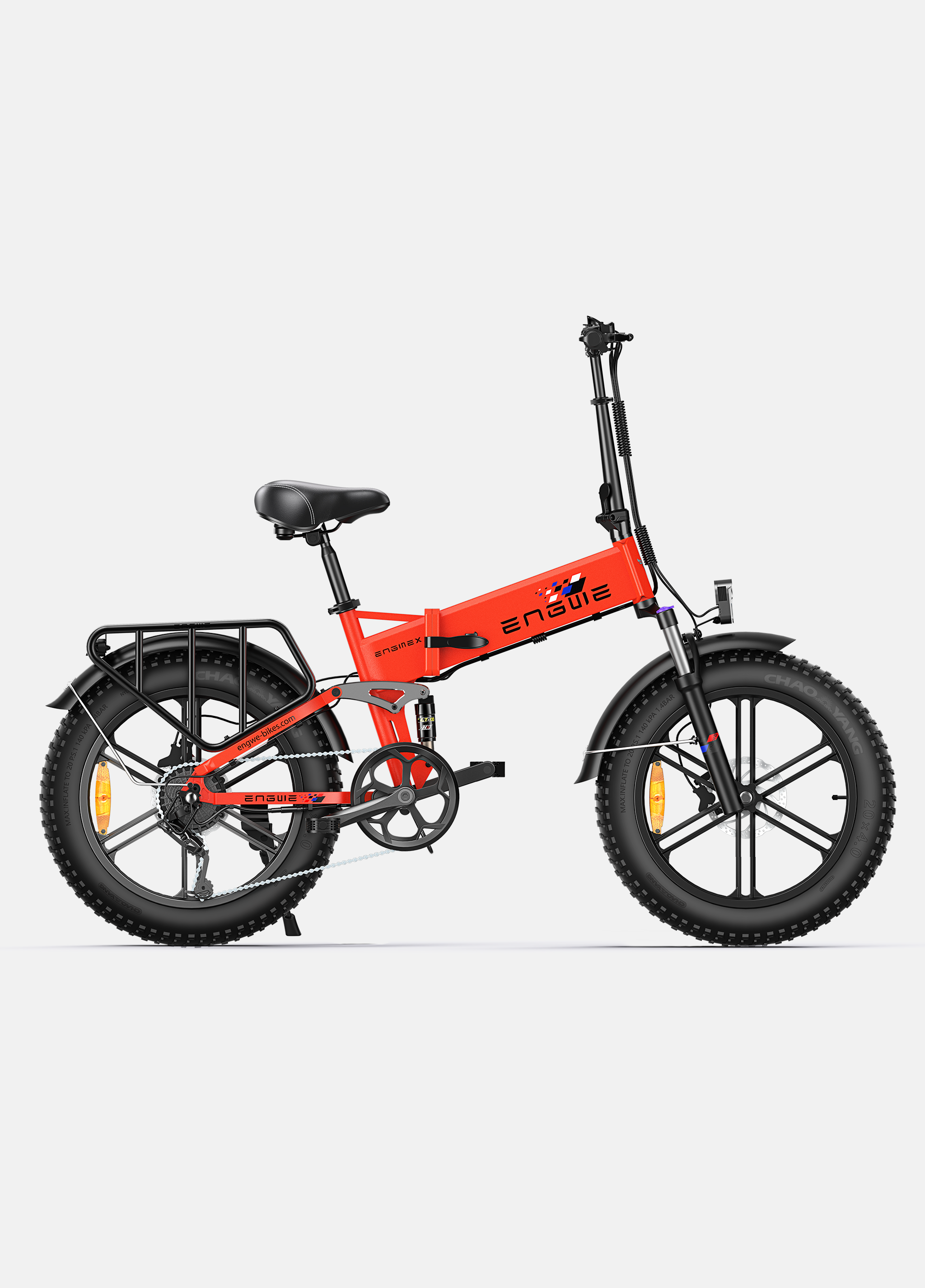Ein rotes faltbares E-Bike mit fetten Reifen und einem Gepäckträger.