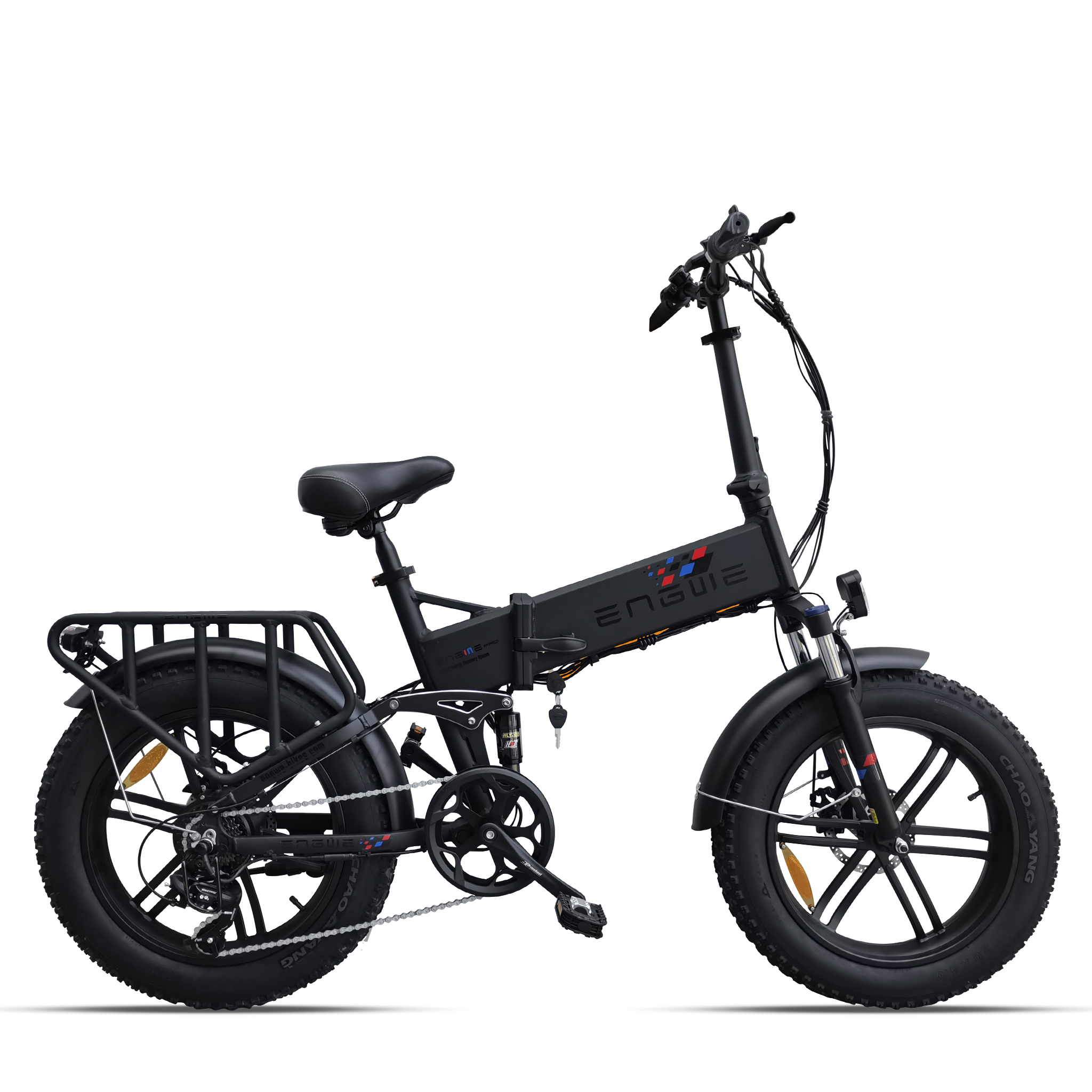 Schwarzes faltbares Elektrofahrrad mit breiten Reifen und Gepäckträger.