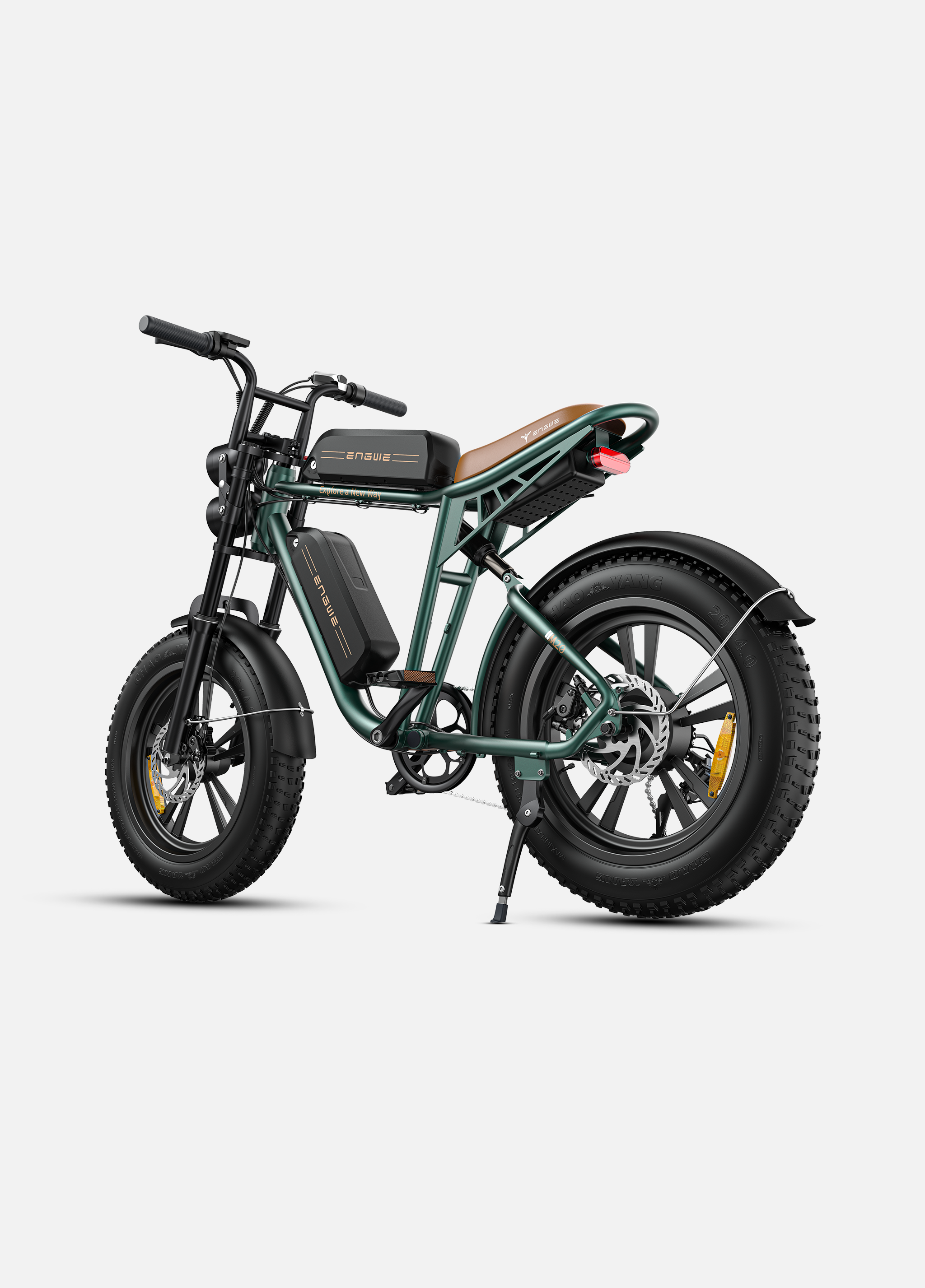 Una bicicleta eléctrica verde con llantas anchas, asiento marrón y manillar negro.