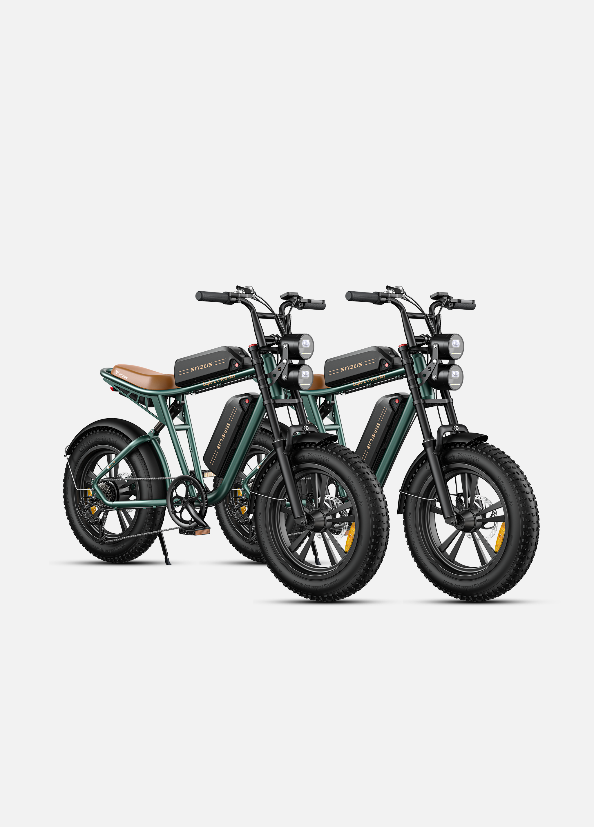 Zwei dunkelgrüne E-Bikes mit braunen Sitzen und dicken Reifen stehen nebeneinander.