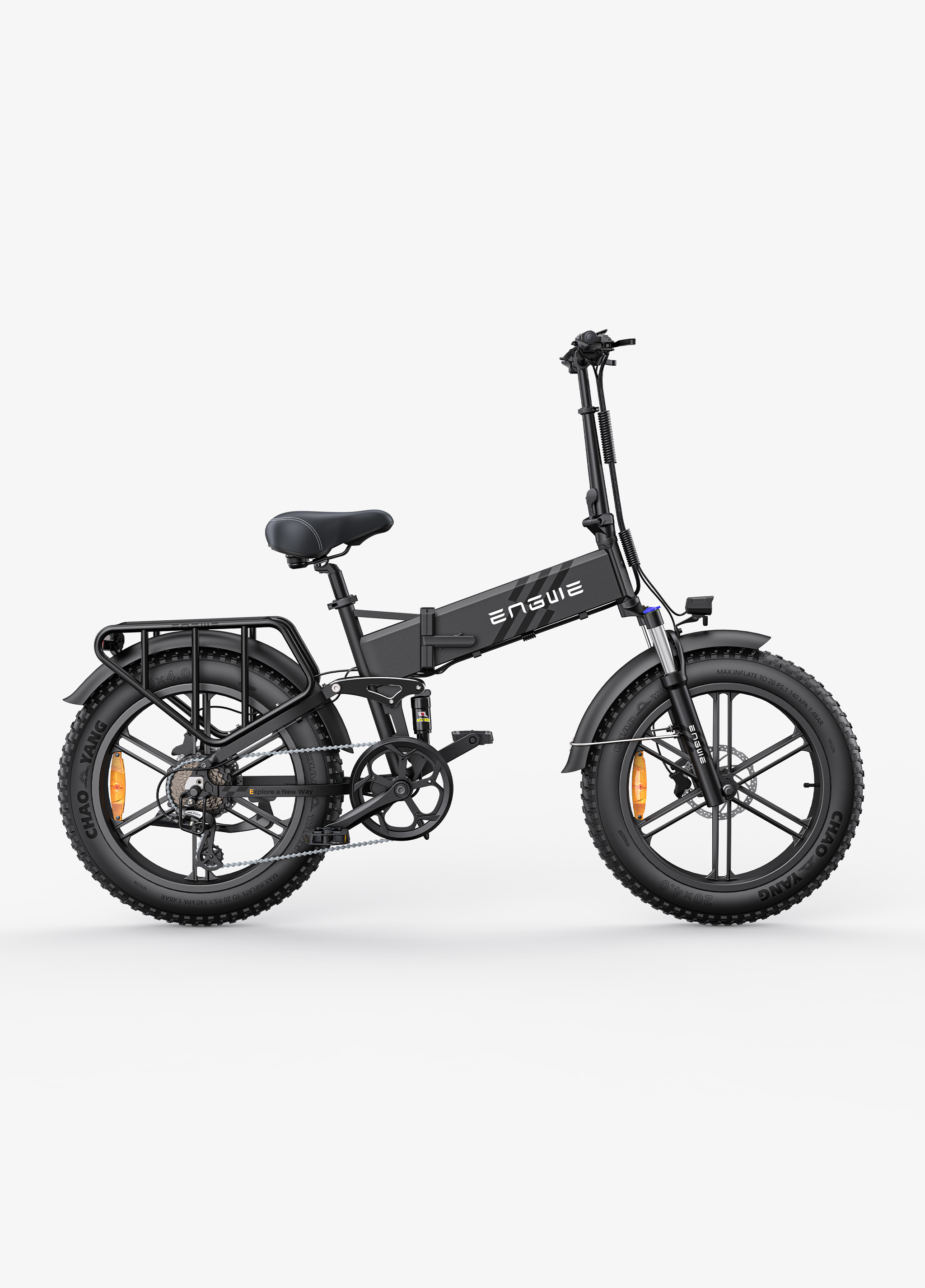 Schwarzes faltbares E-Bike mit breiten Reifen, Gepäckträger und Federung.