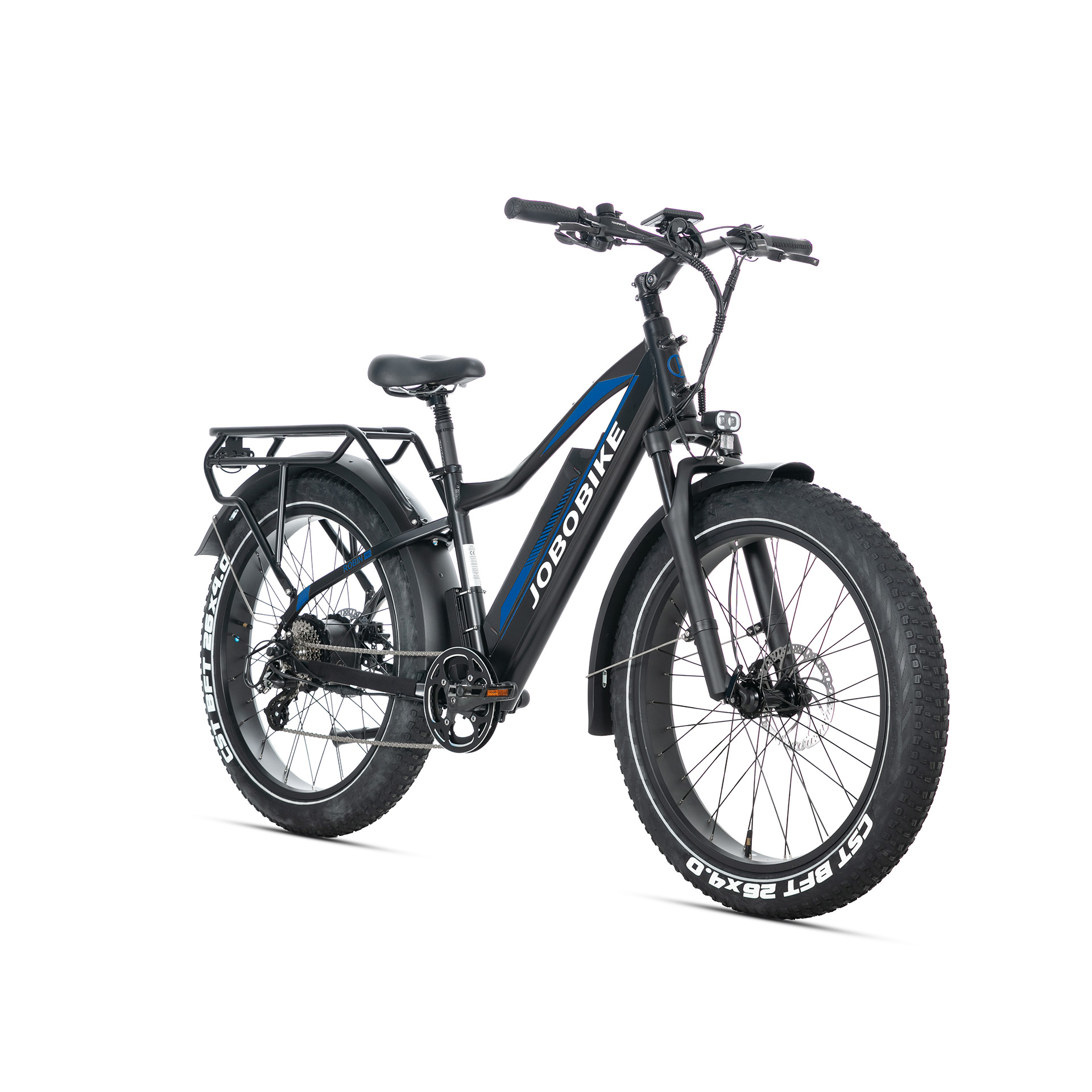 Schwarzes E-Bike mit fetten Reifen, Gepäckträger und blauen Akzenten auf weißem Hintergrund.