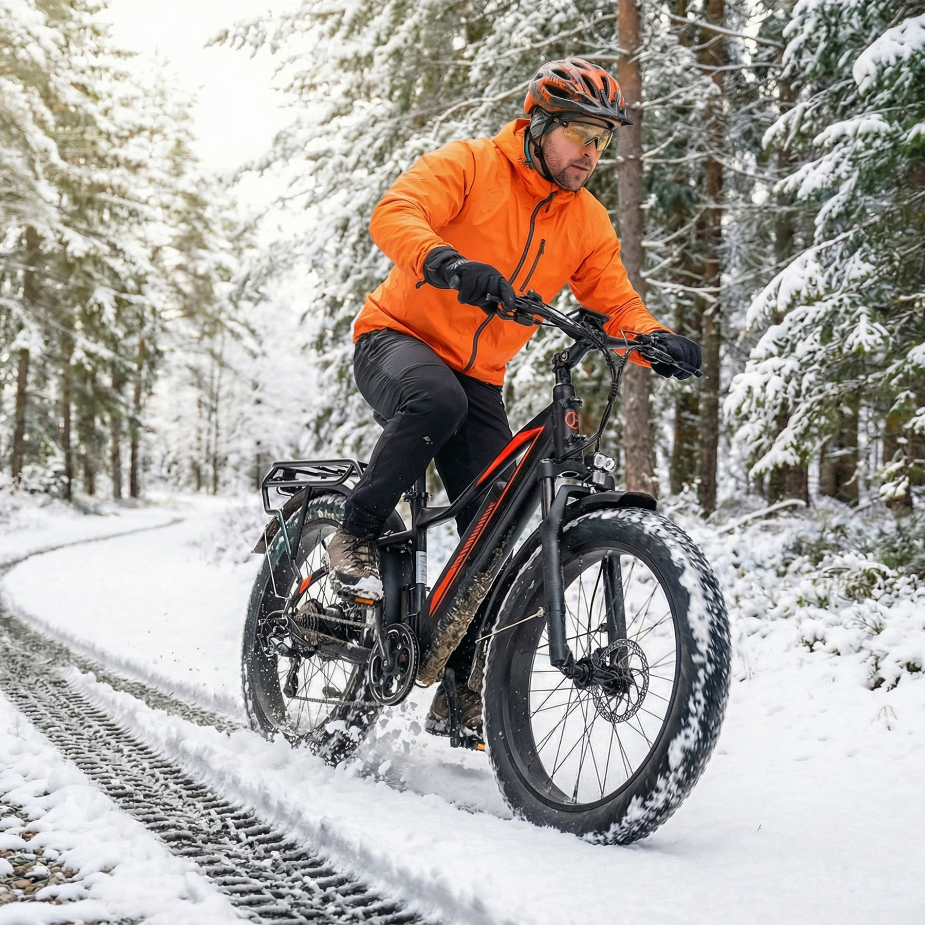 Ein Mann fährt ein E-Bike durch einen verschneiten Wald.