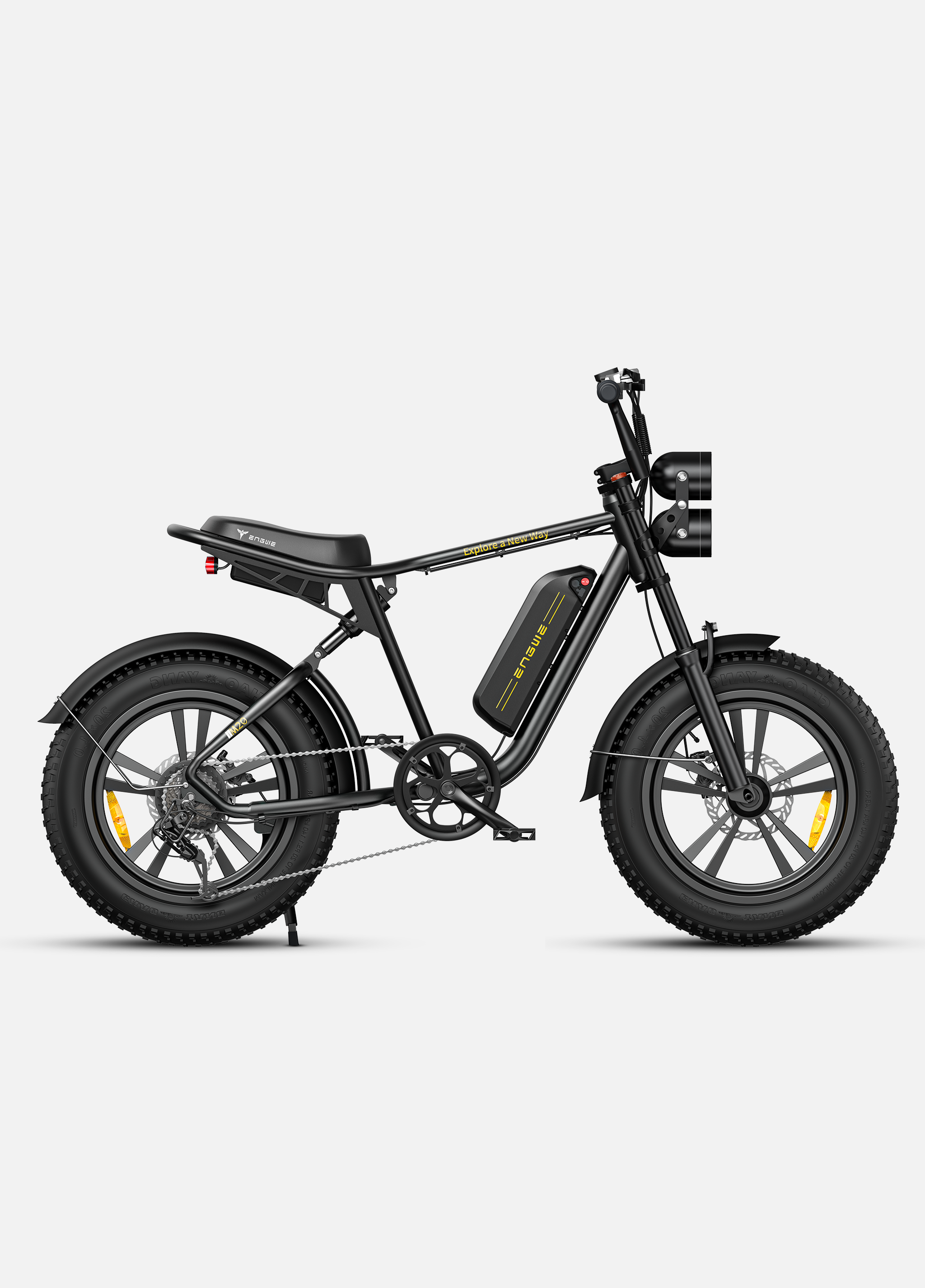 Una bici elettrica nera con pneumatici larghi e doppio faro anteriore.
