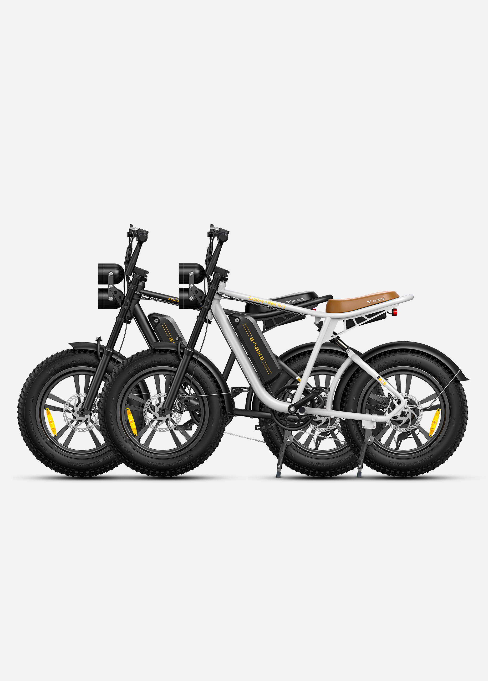 Zwei E-Bikes nebeneinander, eins schwarz, eins weiß. Mit breiten Reifen.