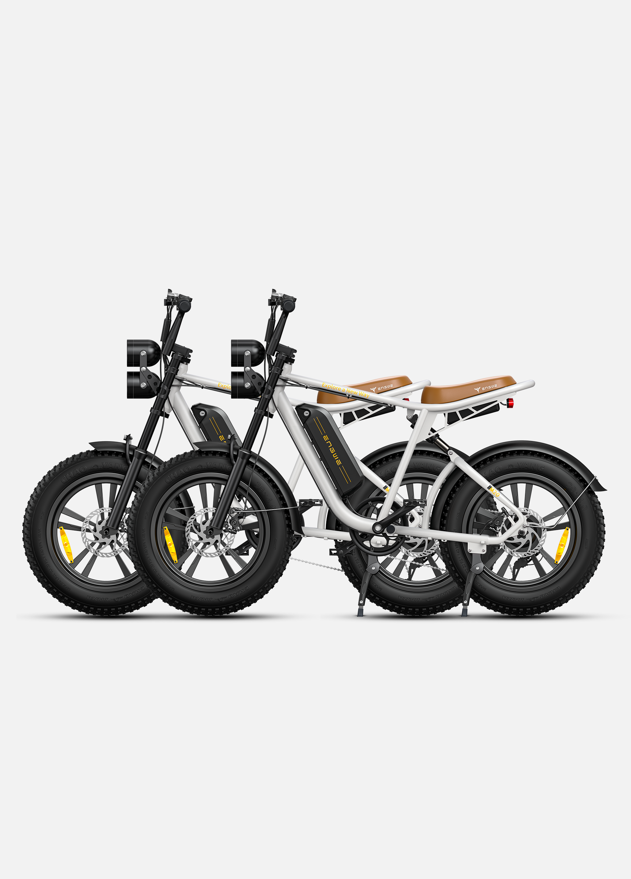 Zwei weiße E-Bikes nebeneinander mit braunen Sitzen und dicken Reifen.