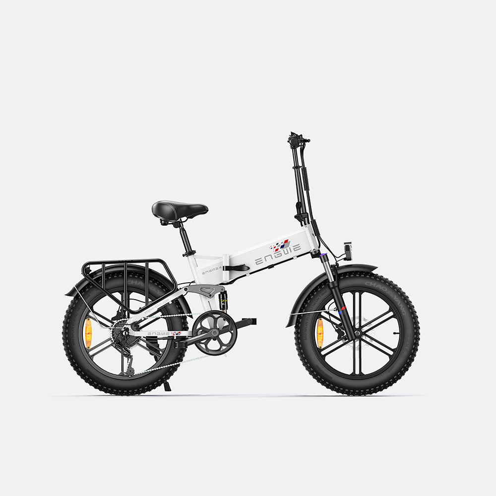 Ein weißes faltbares E-Bike mit schwarzen Reifen und Gepäckträger.