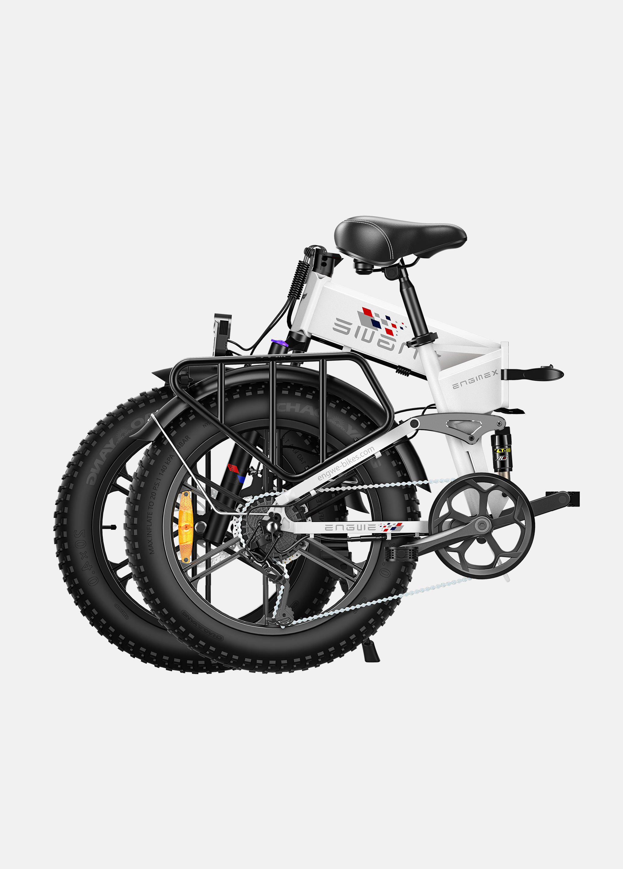 Ein weißes, zusammengeklapptes E-Bike mit breiten Reifen und Gepäckträger.