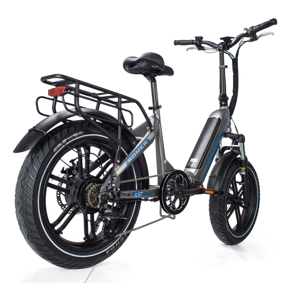 Graues E-Bike mit breiten Reifen, Gepäckträger und weißem Hintergrund.