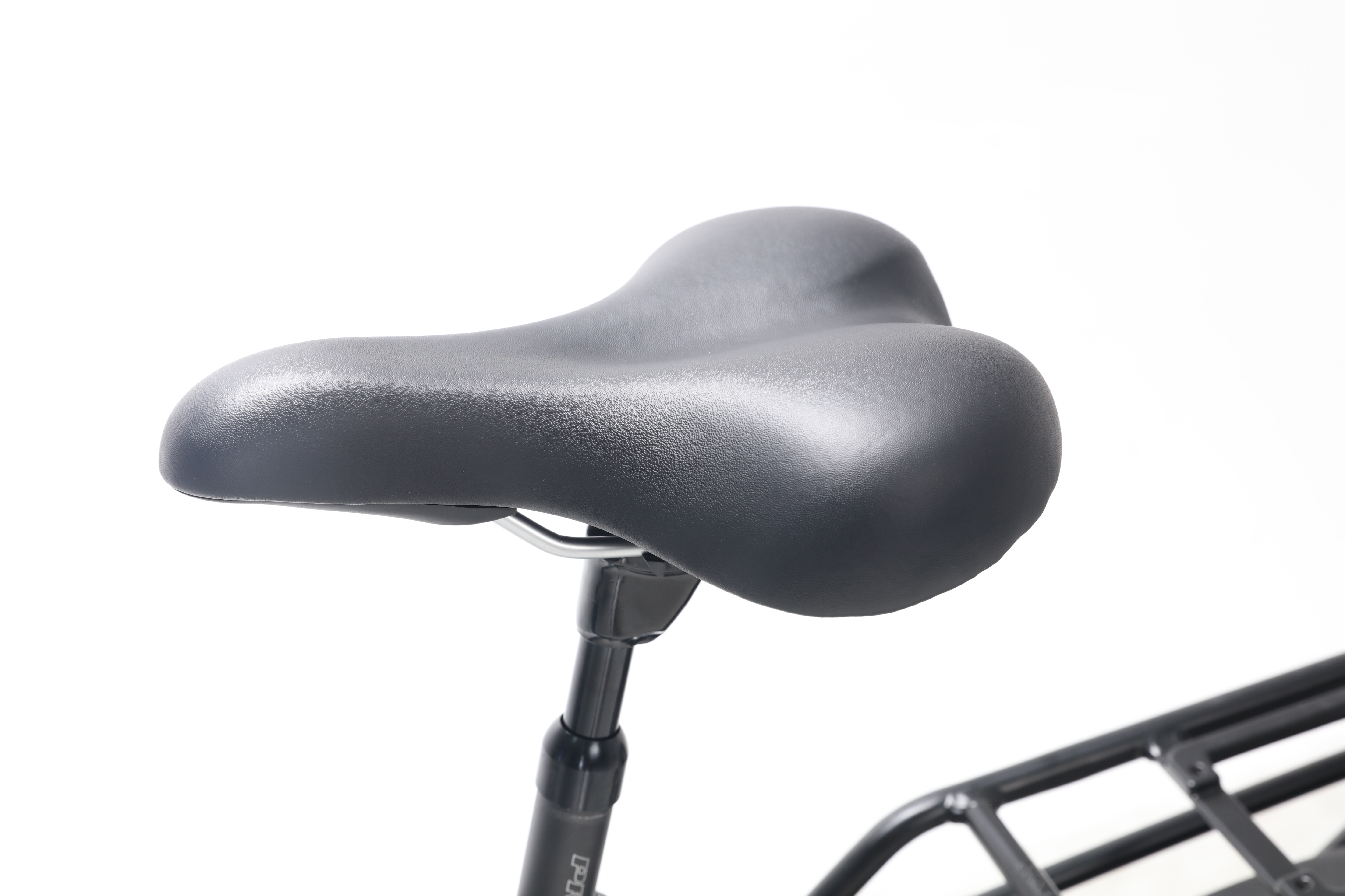 Schwarzer Fahrradsattel mit Metallstreben und Gepäckträger im Hintergrund.