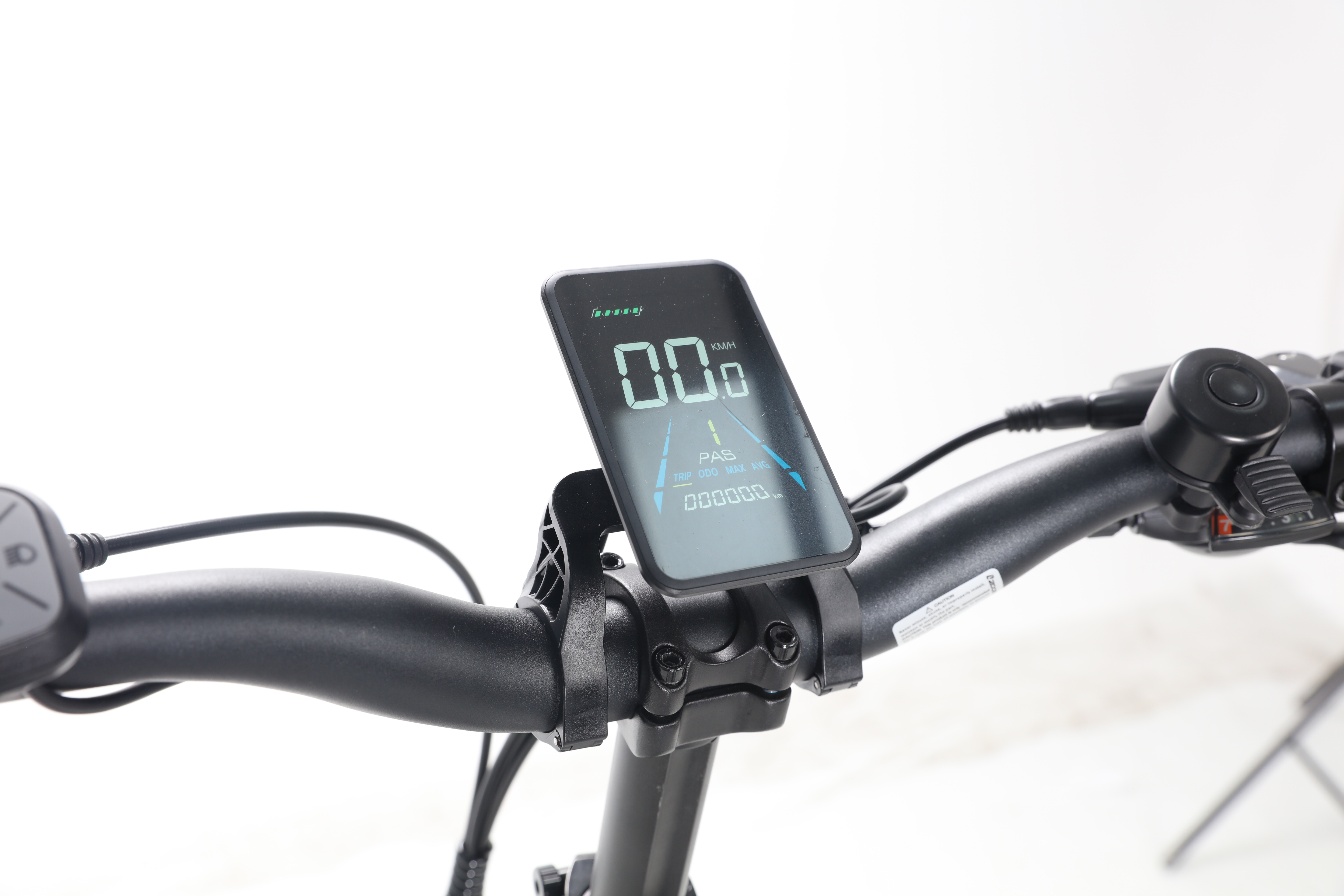 Lenker eines Elektrorollers mit digitaler Anzeige, die Geschwindigkeit und Batteriestand anzeigt.