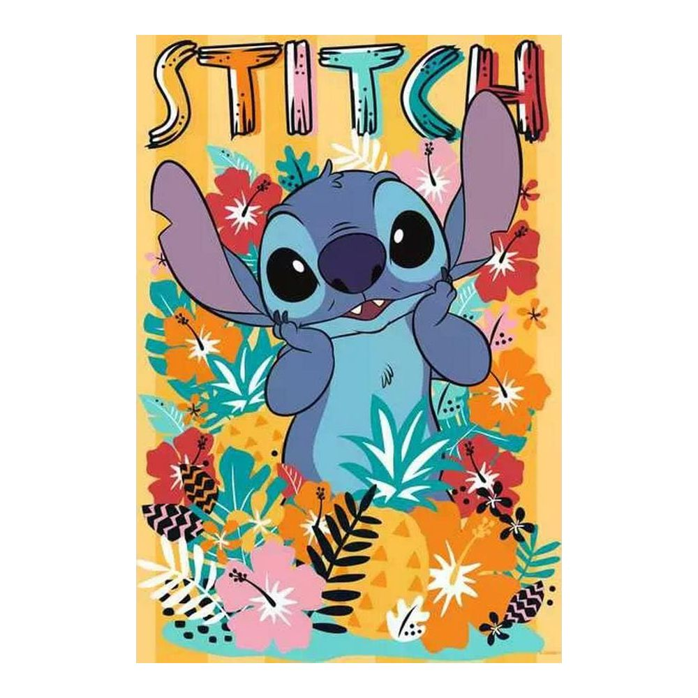 Stitch siedzi wśród tropikalnych kwiatów i liści. Powyżej widnieje napis "STITCH".