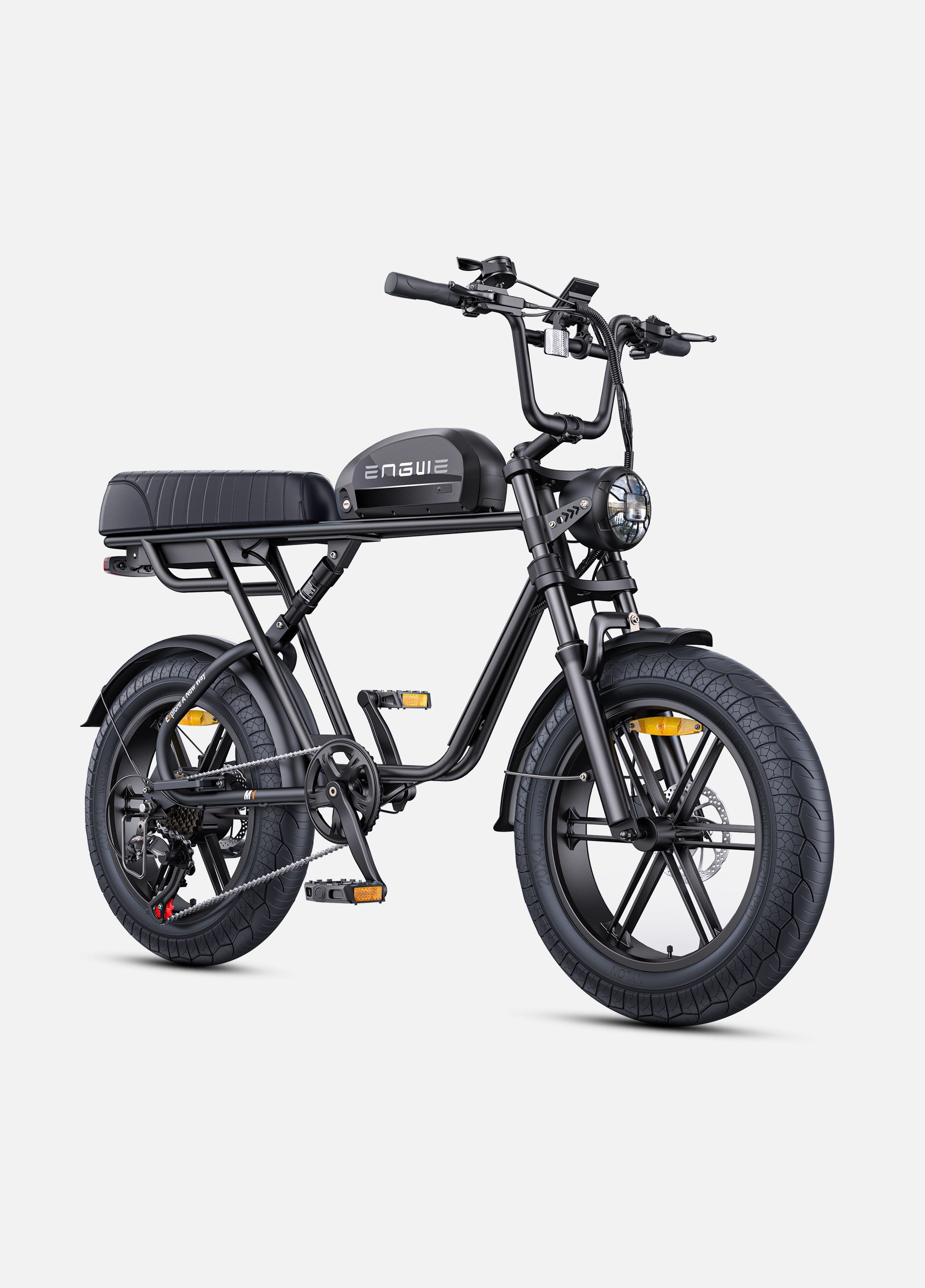 Schwarzes Elektrofahrrad mit dickem Reifen und Sitz.