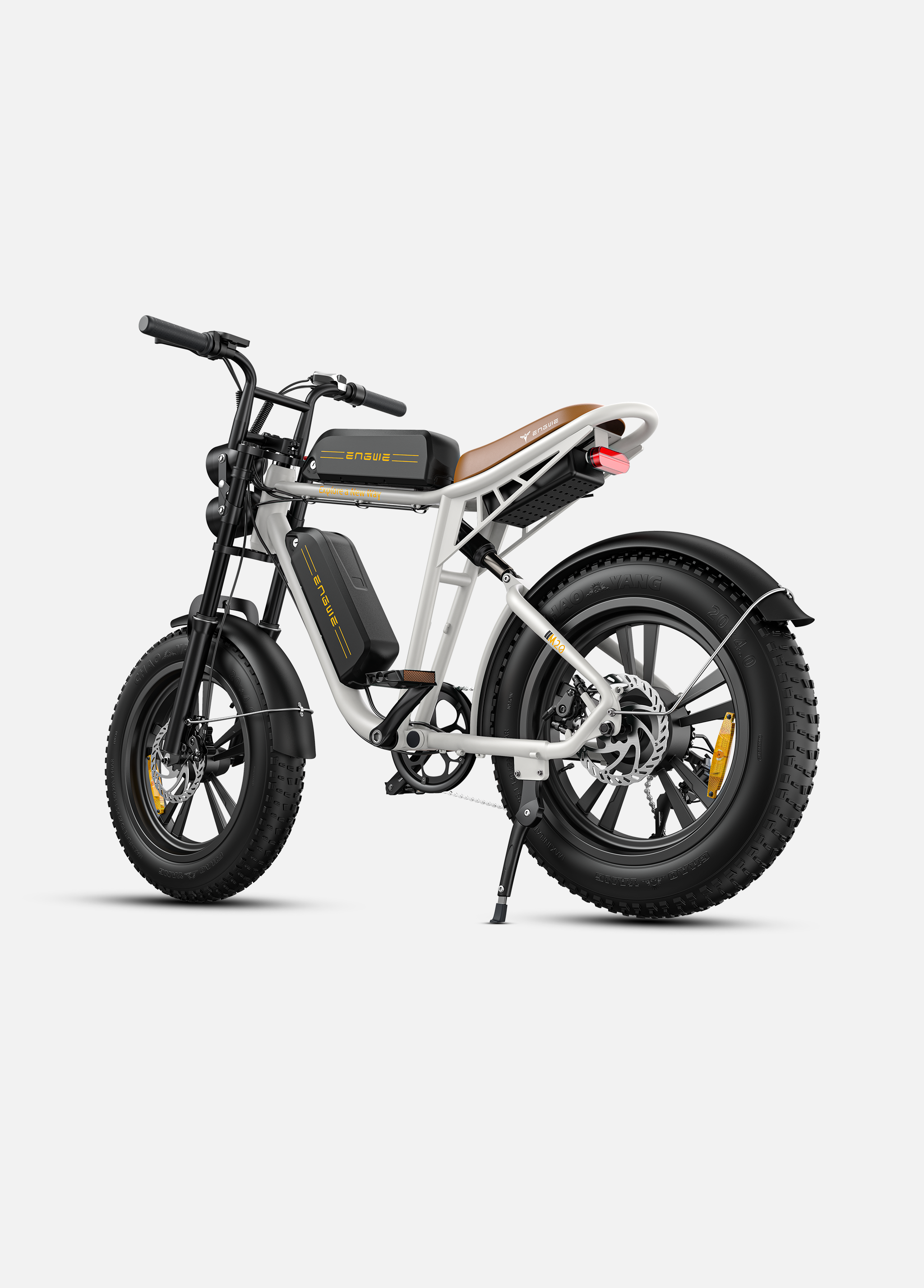 Una e-bike blanca con neumáticos anchos, asiento marrón y detalles negros.