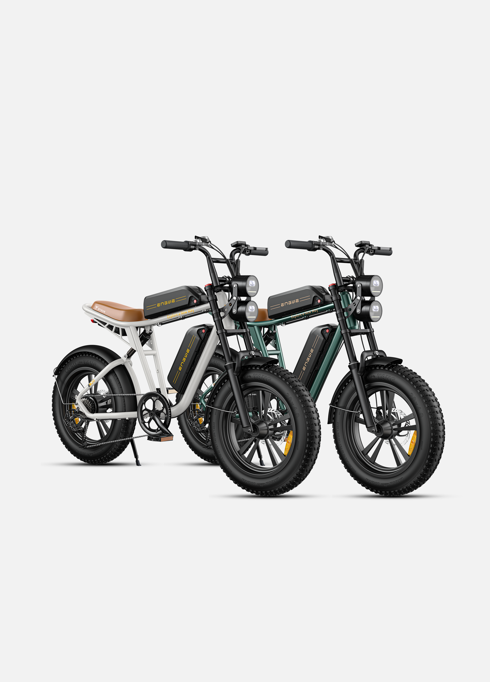 Zwei E-Bikes nebeneinander: eines weiß, eines grün. Beide mit dicken Reifen.