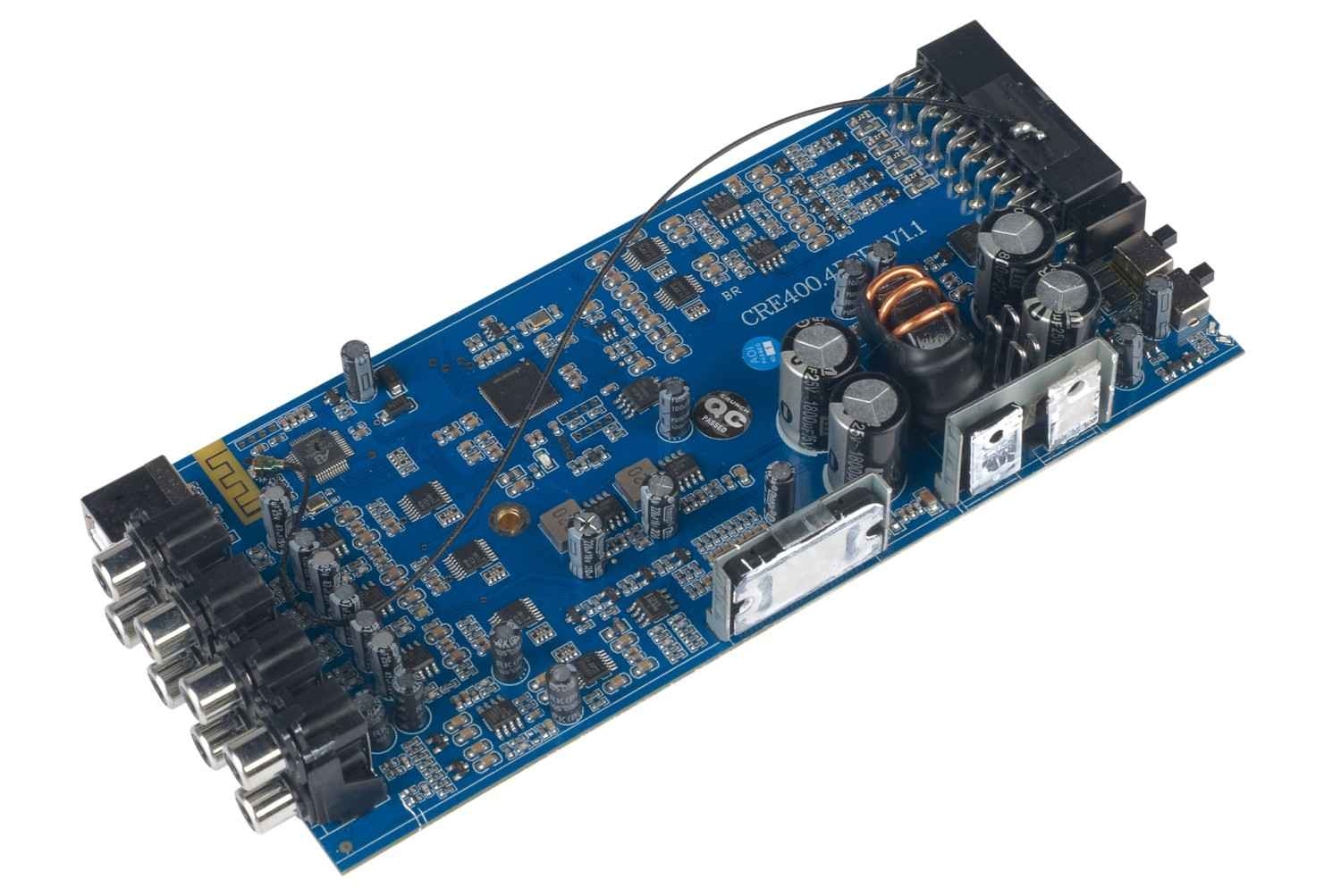 Eine blaue Leiterplatte mit vielen elektronischen Bauteilen, Anschlüssen und Kabeln.