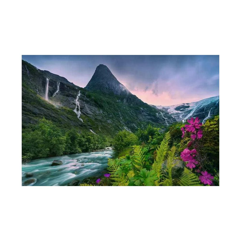 Rivier stroomt door berglandschap met watervallen en roze bloemen.