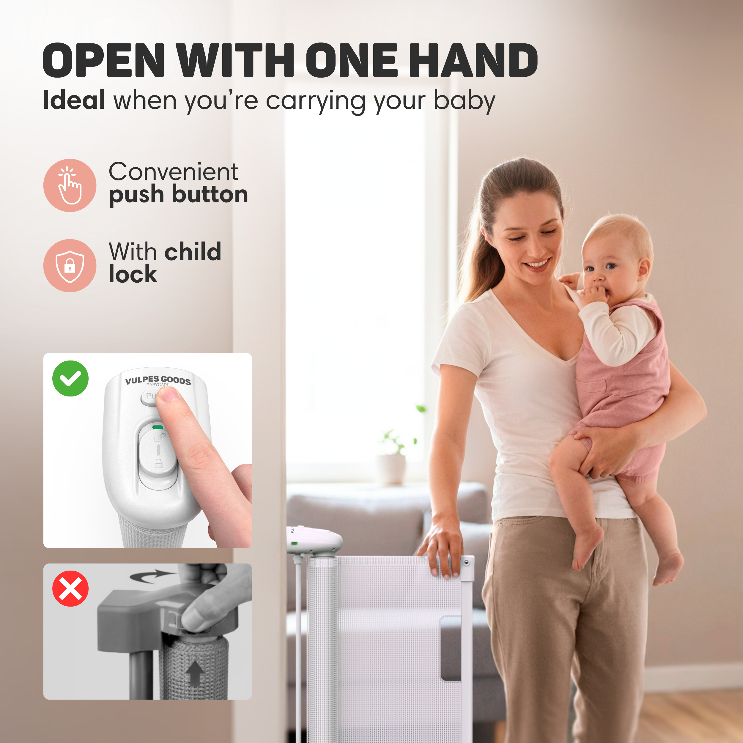 Een vrouw houdt een baby vast. Een babyhekje is zichtbaar.