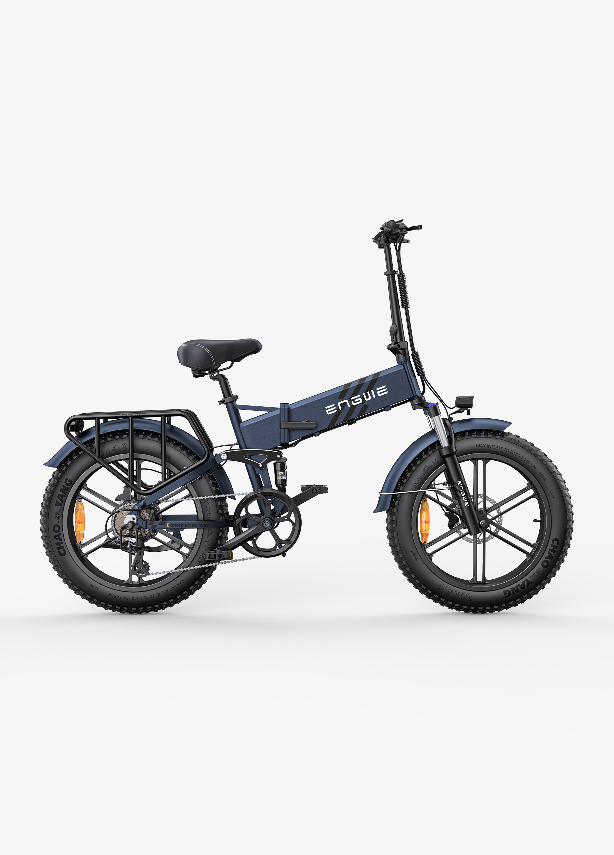 Ein dunkelblaues faltbares E-Bike mit breiten Reifen und Gepäckträger.