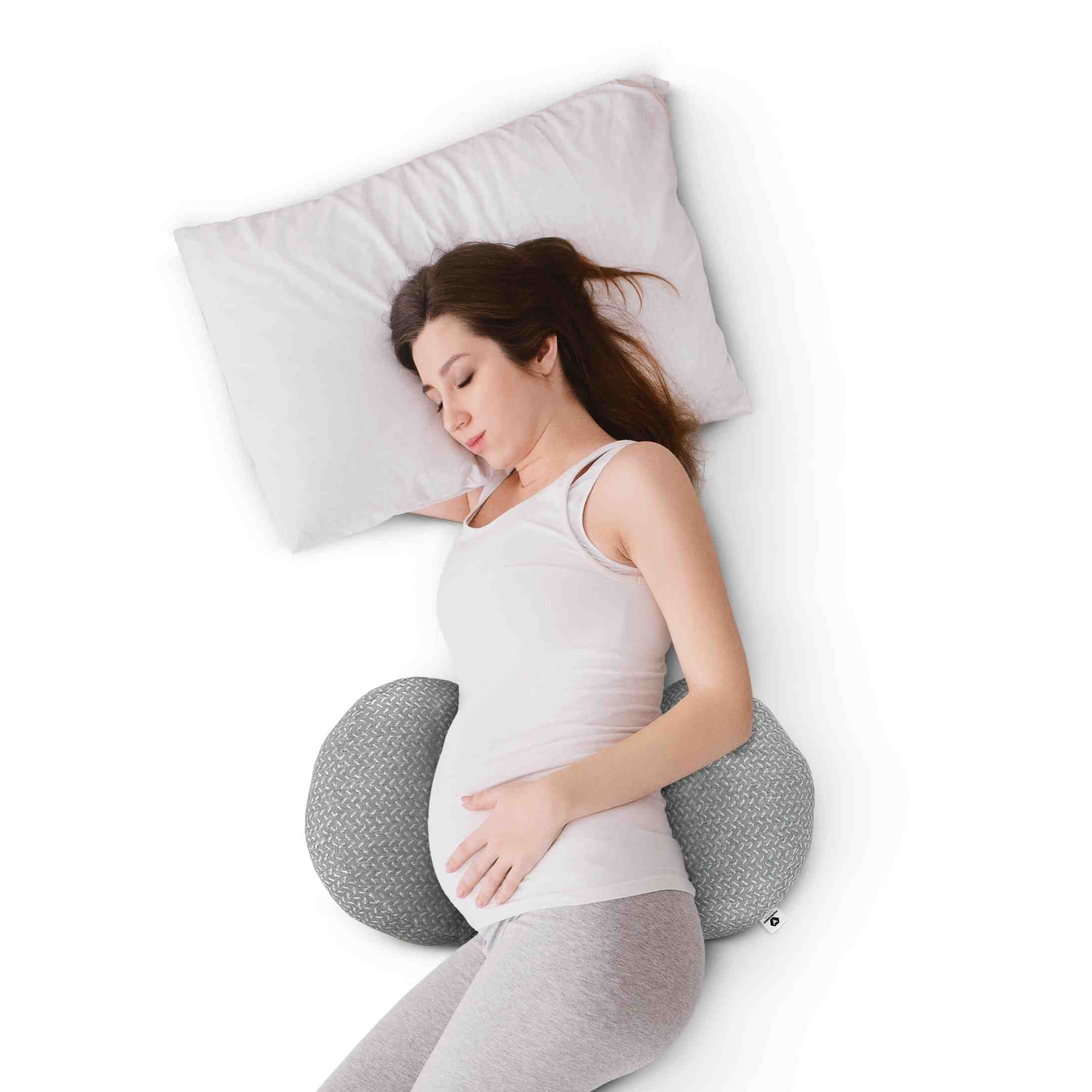 Zwangere vrouw slaapt op een kussen met een grijze steunkussen.