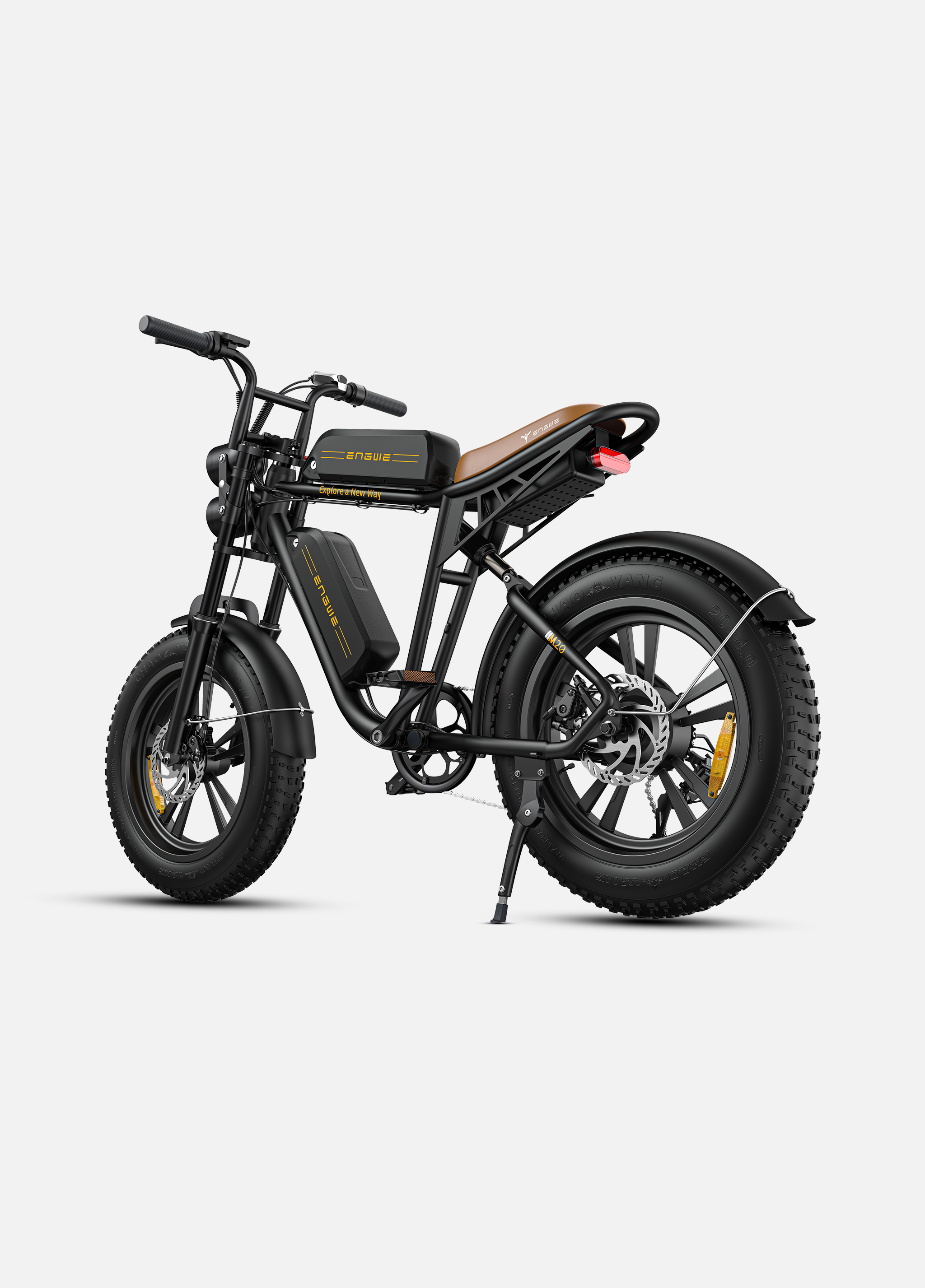Una bicicleta eléctrica negra con asiento marrón y ruedas gordas.