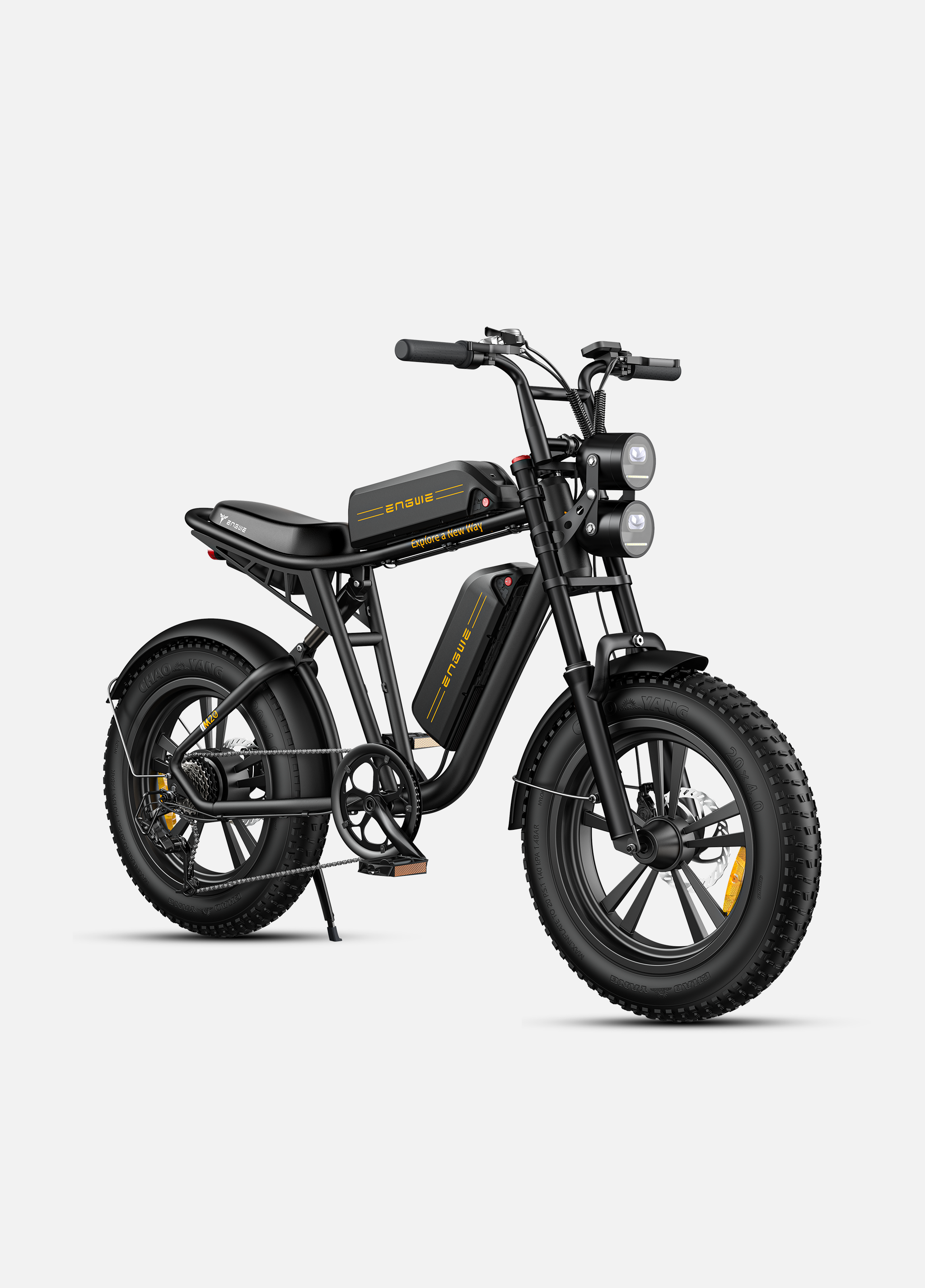 Una bicicleta eléctrica negra con llantas anchas, doble faro y marca amarilla.