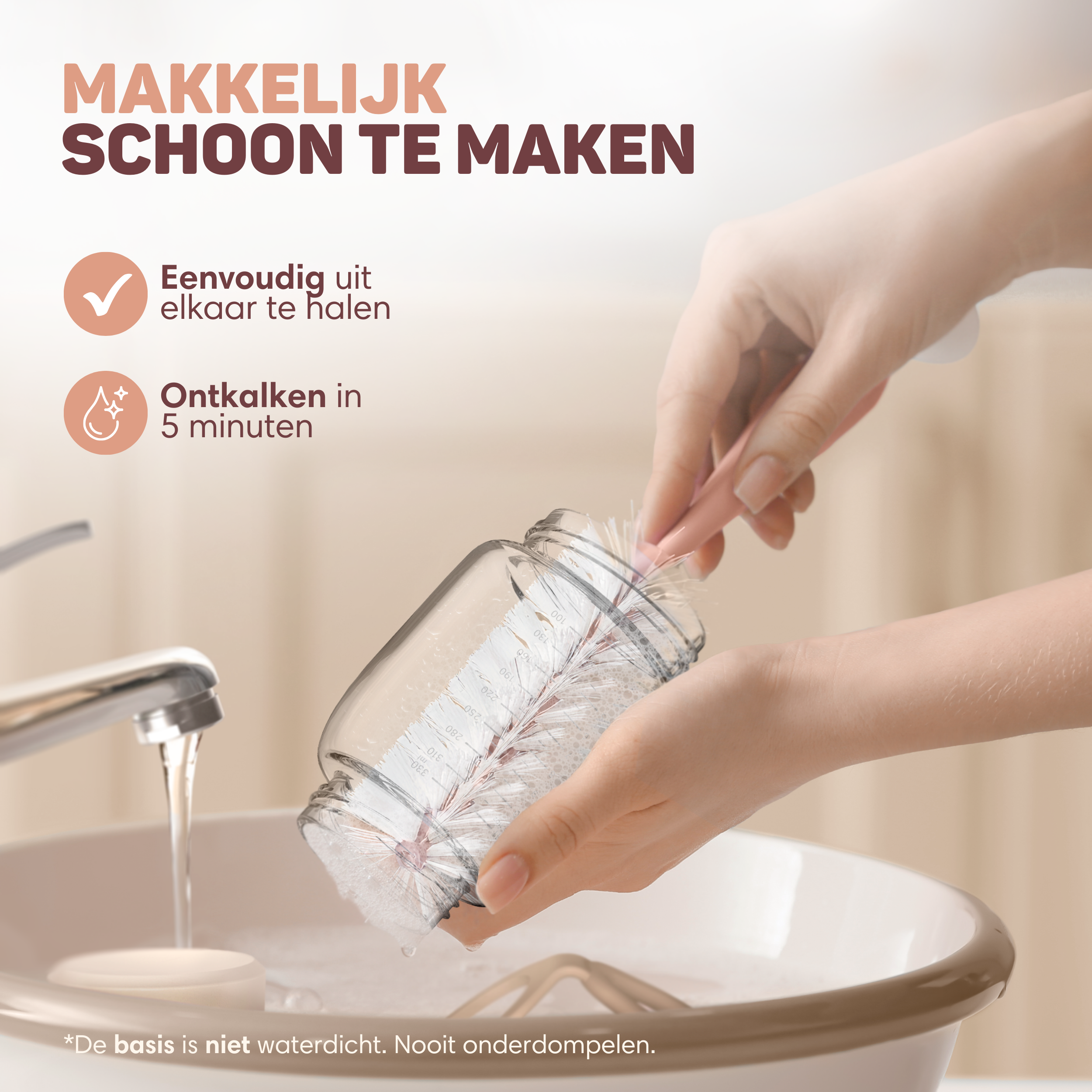 Een hand reinigt een glazen fles met een borstel onder stromend water in een gootsteen.