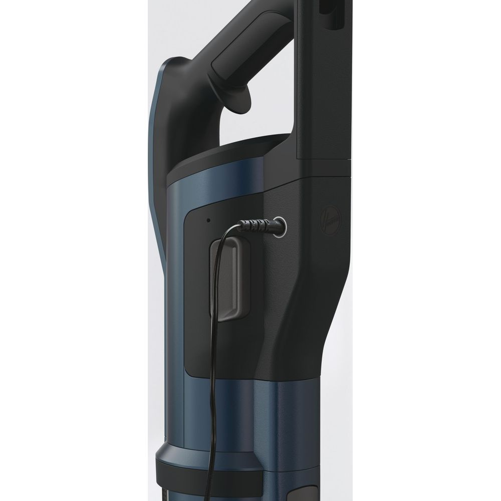 Zbliżenie na niebieski i czarny uchwyt odkurzacza z podłączonym kablem ładującym.