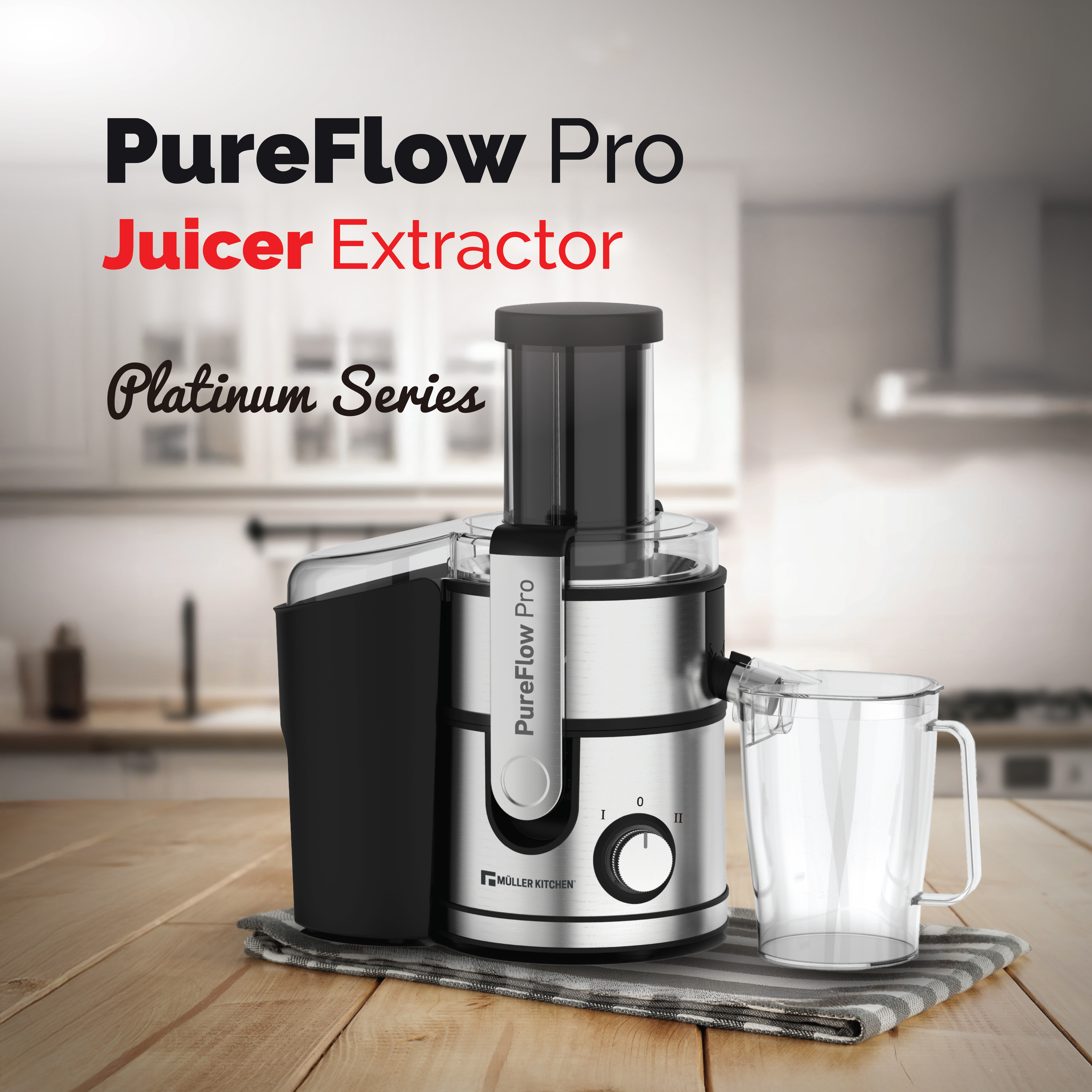 Un extractor de jugos plateado con contenedor negro está sobre una mesa de madera.
