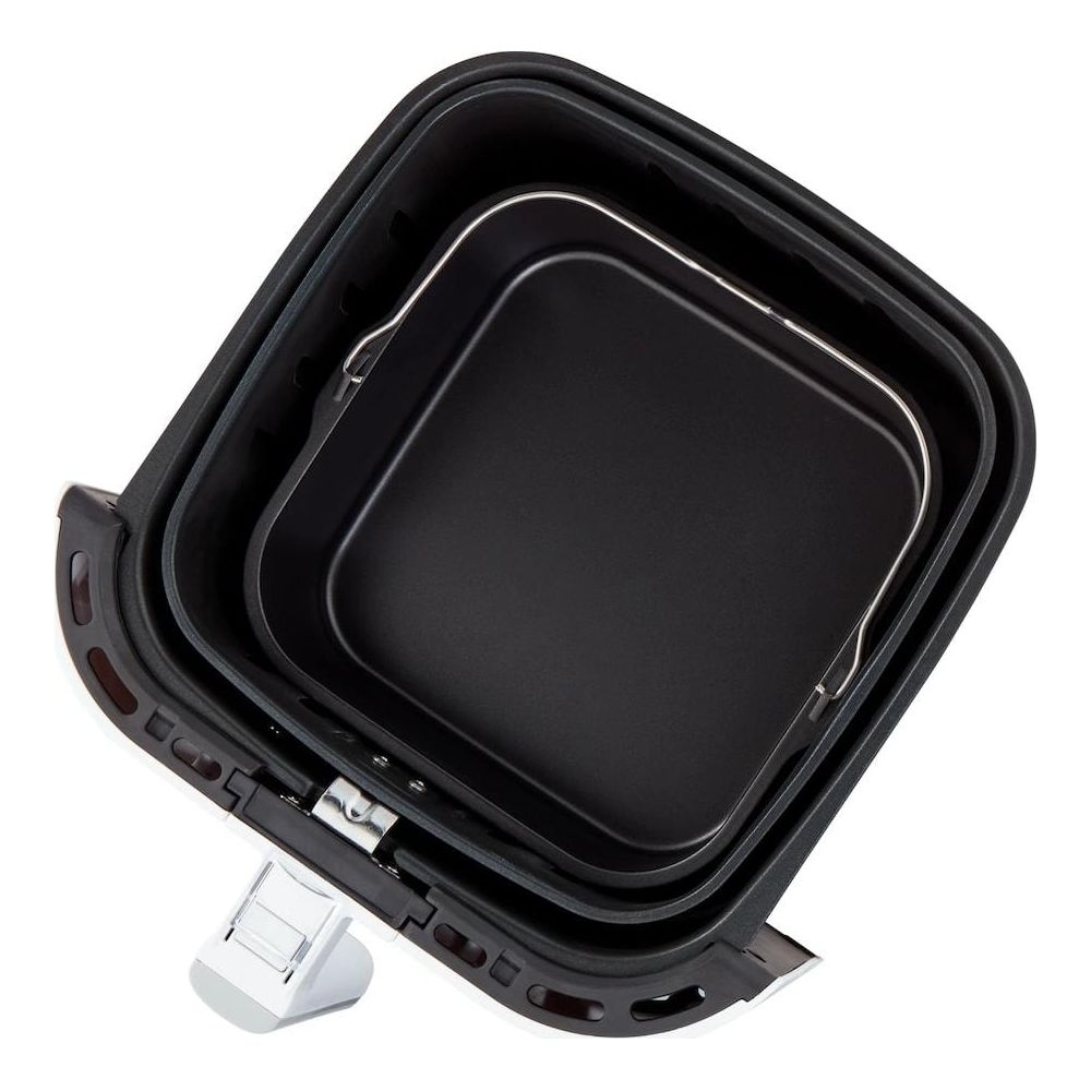 Czarny kosz frytkownicy beztłuszczowej z metalowym uchwytem, na białym tle.