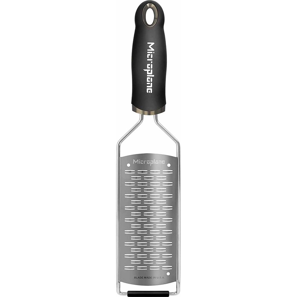 Ein schwarzer Grater mit silberner Metallfläche und Griff.