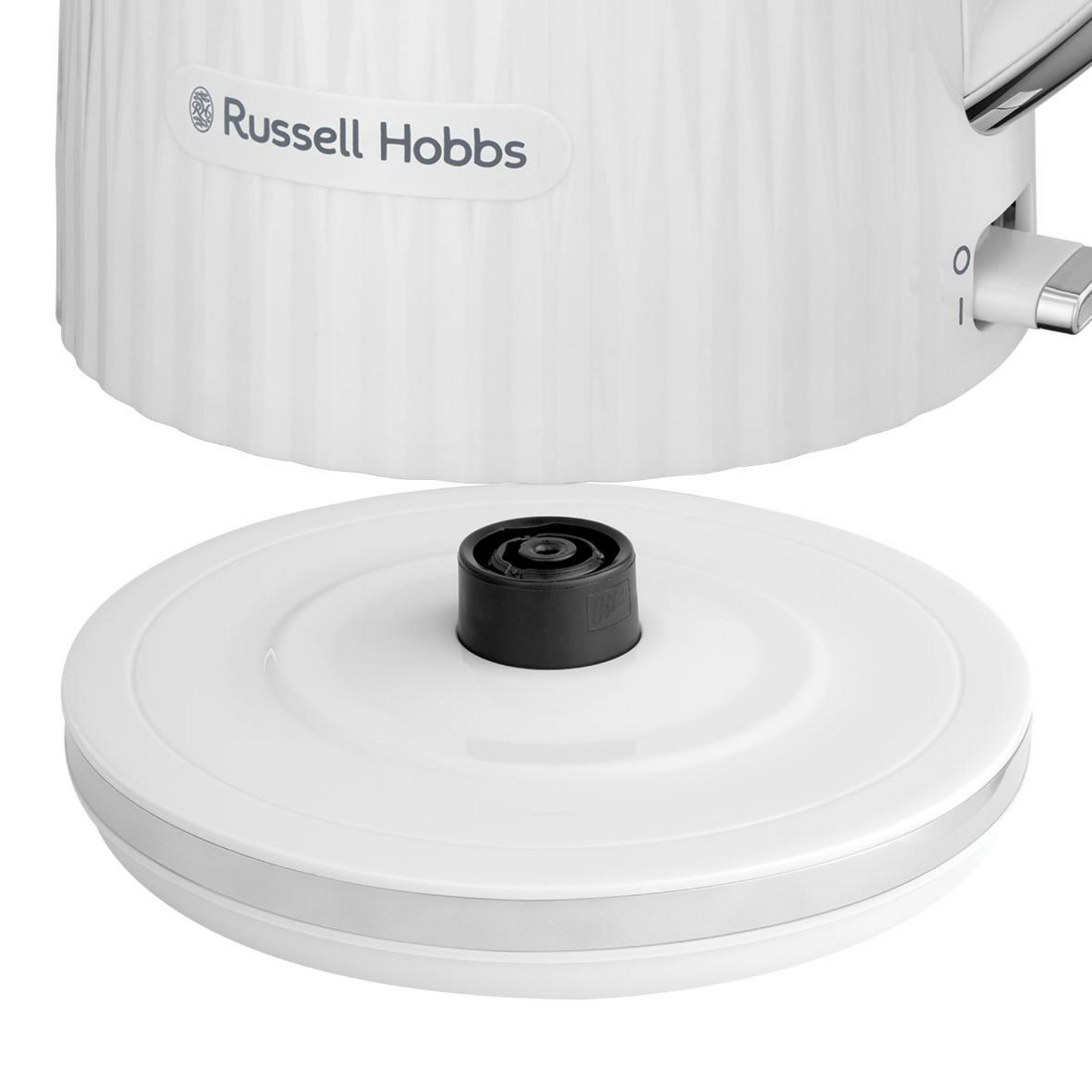 Biały czajnik z logo Russell Hobbs i przełącznikiem.