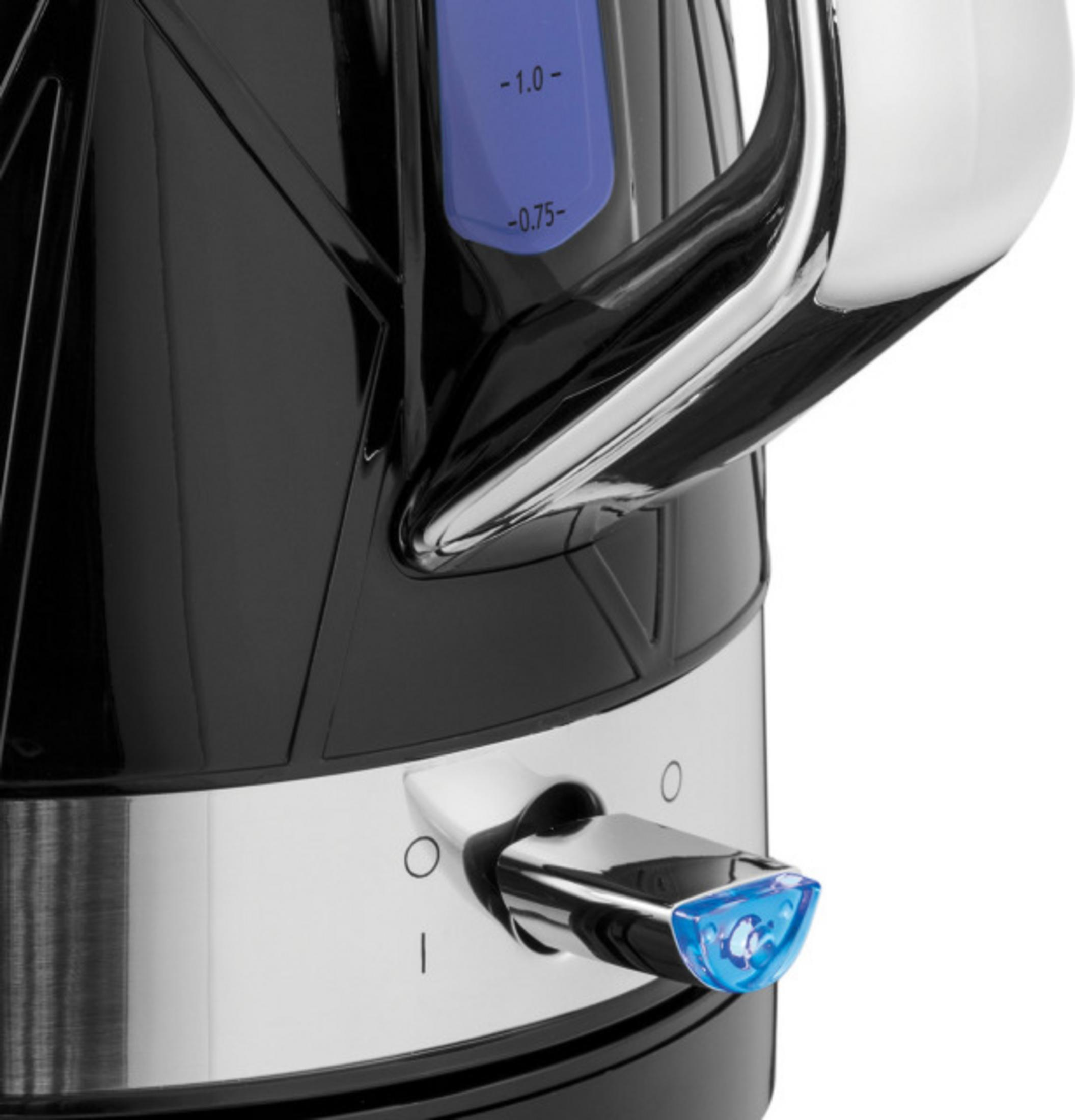 Gros plan d'une bouilloire électrique noire avec des accents chromés et un voyant bleu.