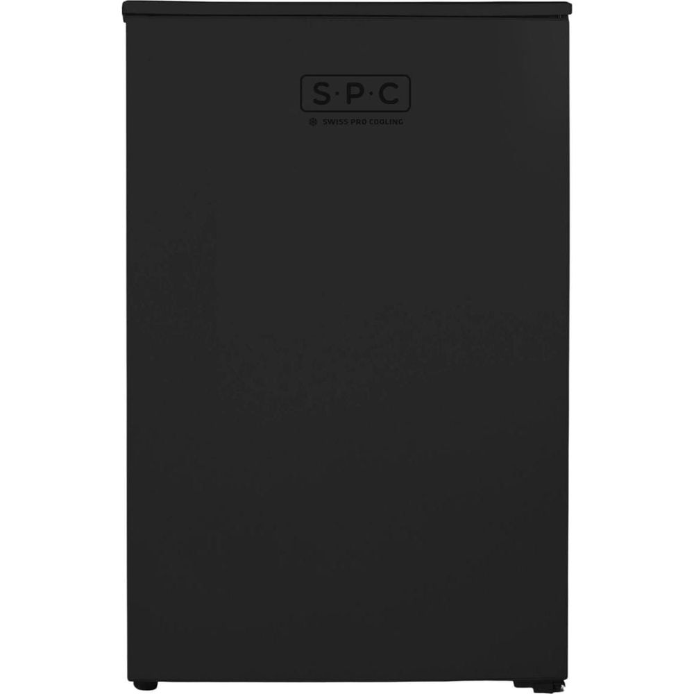 Ein schwarzer Kühlschrank mit dem S.P.C. Logo oben.