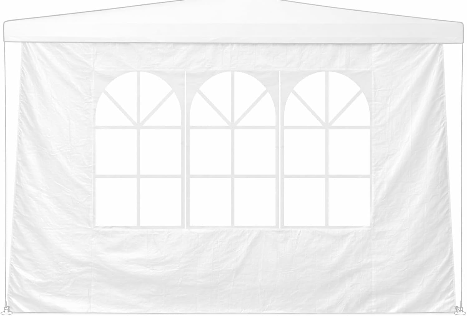 Pared de carpa blanca con tres ventanas rectangulares con arcos.