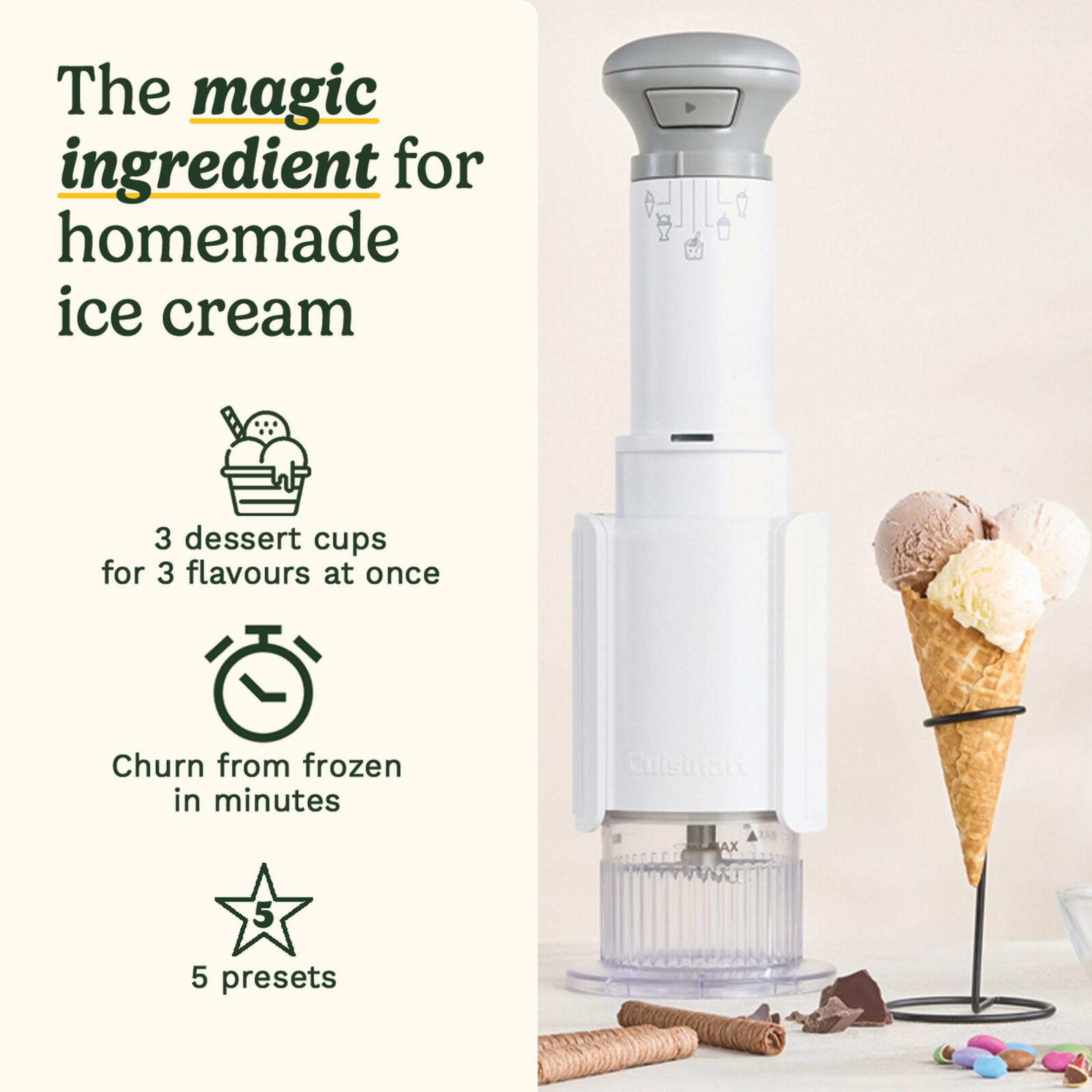 Gelatiera Cuisinart con cono gelato, cioccolato e caramelle.