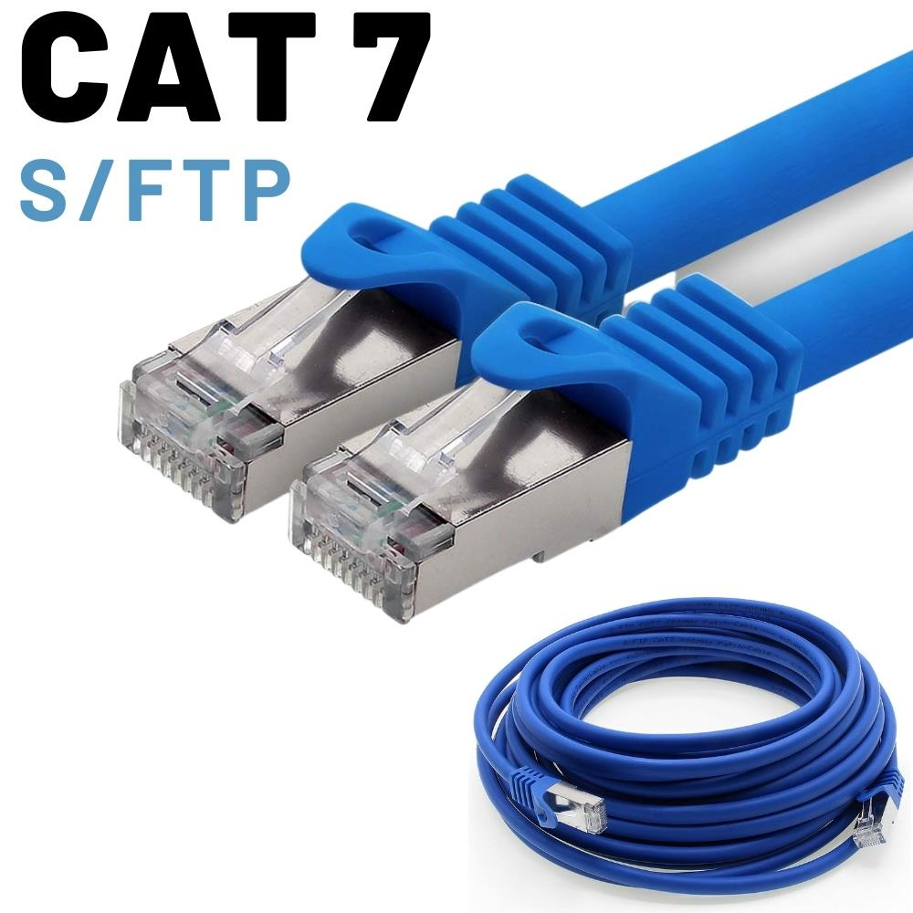 RJ45 konnektörlü iki mavi CAT 7 S/FTP ağ kablosu. Bir kablo bobine sarılmış.