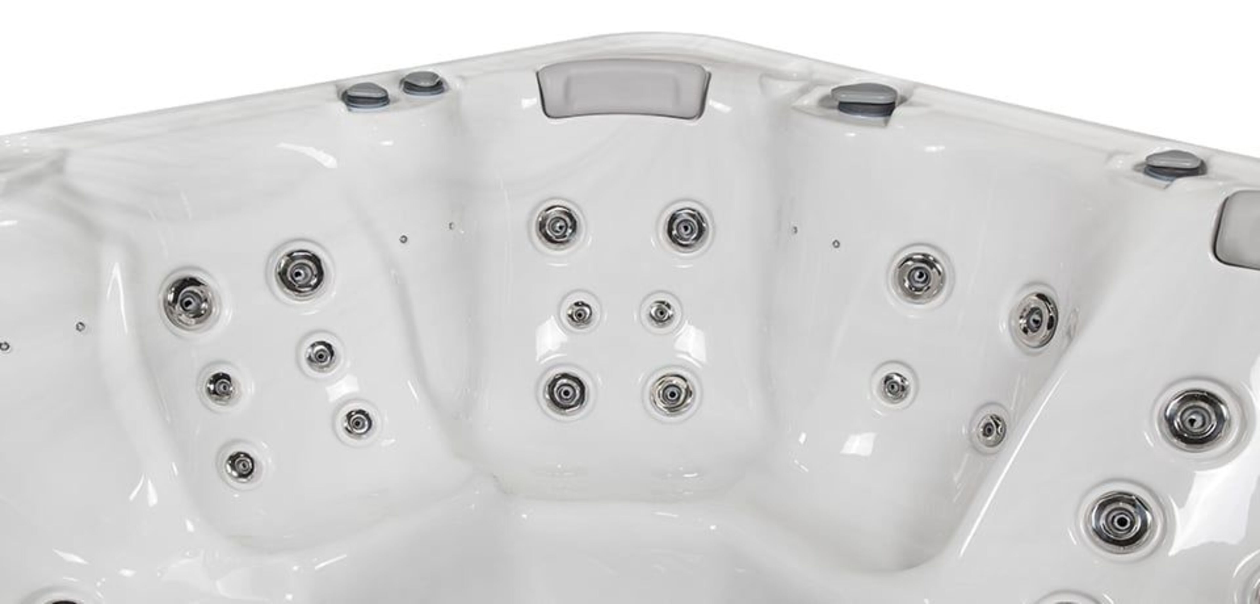 Interior de jacuzzi blanco con múltiples chorros y mandos grises.