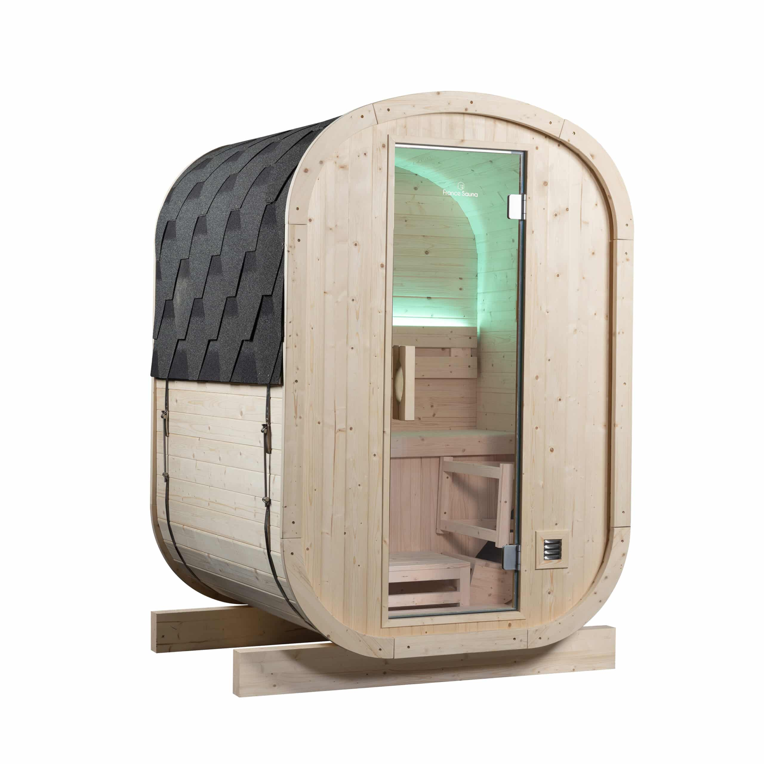 Sauna de barril de madera con frente de vidrio y techo de tejas.