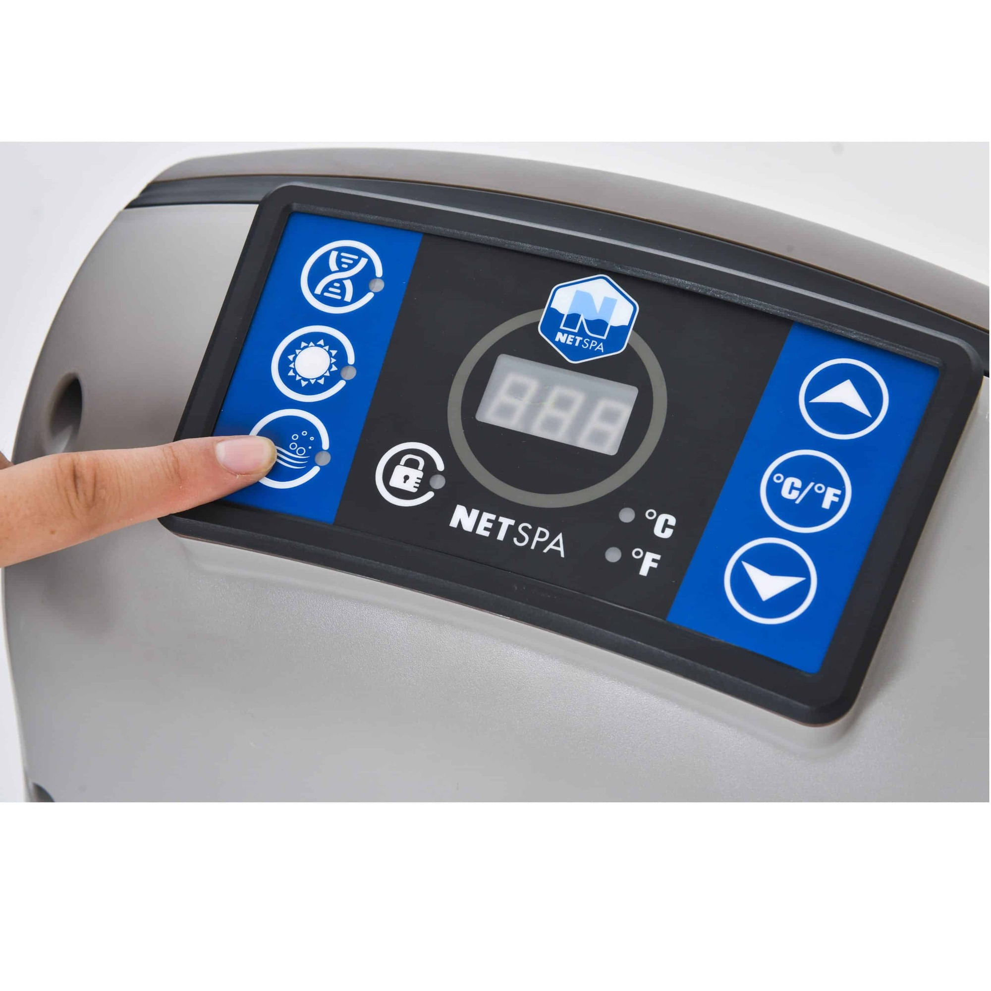 Una mano presiona un botón en un panel de control Netspa con pantalla digital.