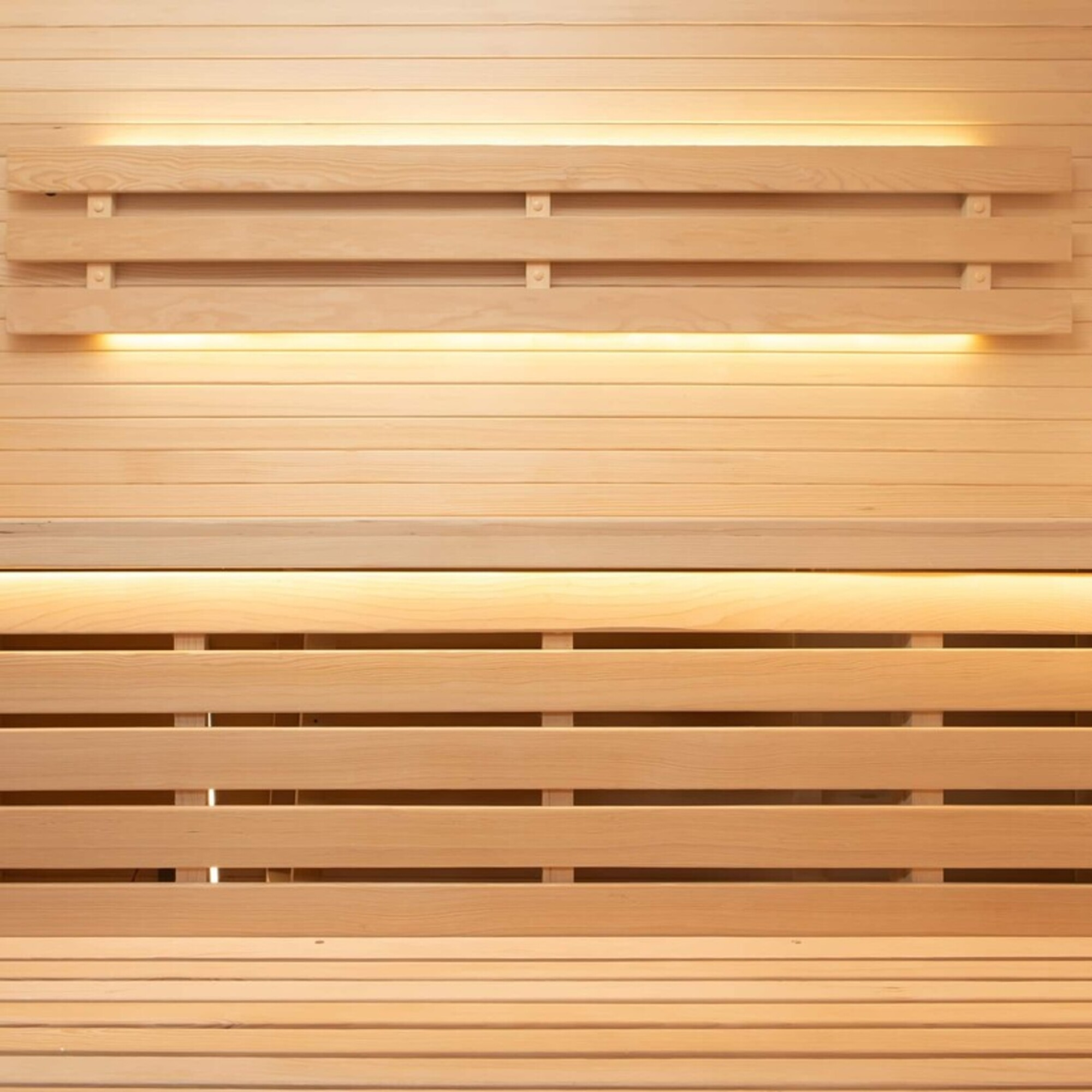 Bancos de madera en una sauna con iluminación indirecta.